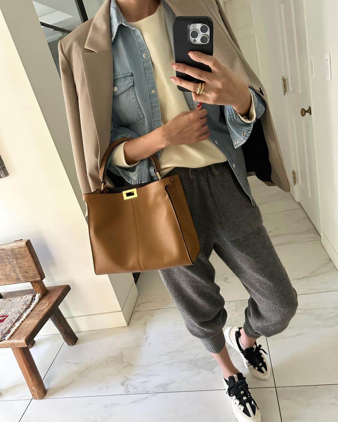 田丸麻紀のインスタグラム：「朝晩は冷えるけれど お昼は まぁまぁ あったかめ。  そんな温度調整 ややこし目な今日この頃  室内や、お昼間、など あたたかい場所では一枚？二枚？ 脱いだり、着たりしながら調整 　 冷えてきたら、また 羽織れる様に  そんな 重ね着スタイルが丁度良い👌  ジャケット　@galerievie_jp  デニムシャツ　@ade_tamarumaki インナーホワイト　@ade_tamarumaki  パンツ　@deuxiemeclasse  スニーカー　@pierrehardy  バッグ　@fendi   今日もニコニコ元気に いってきます♡♡♡  　 #makiswardrobe  #Ade」