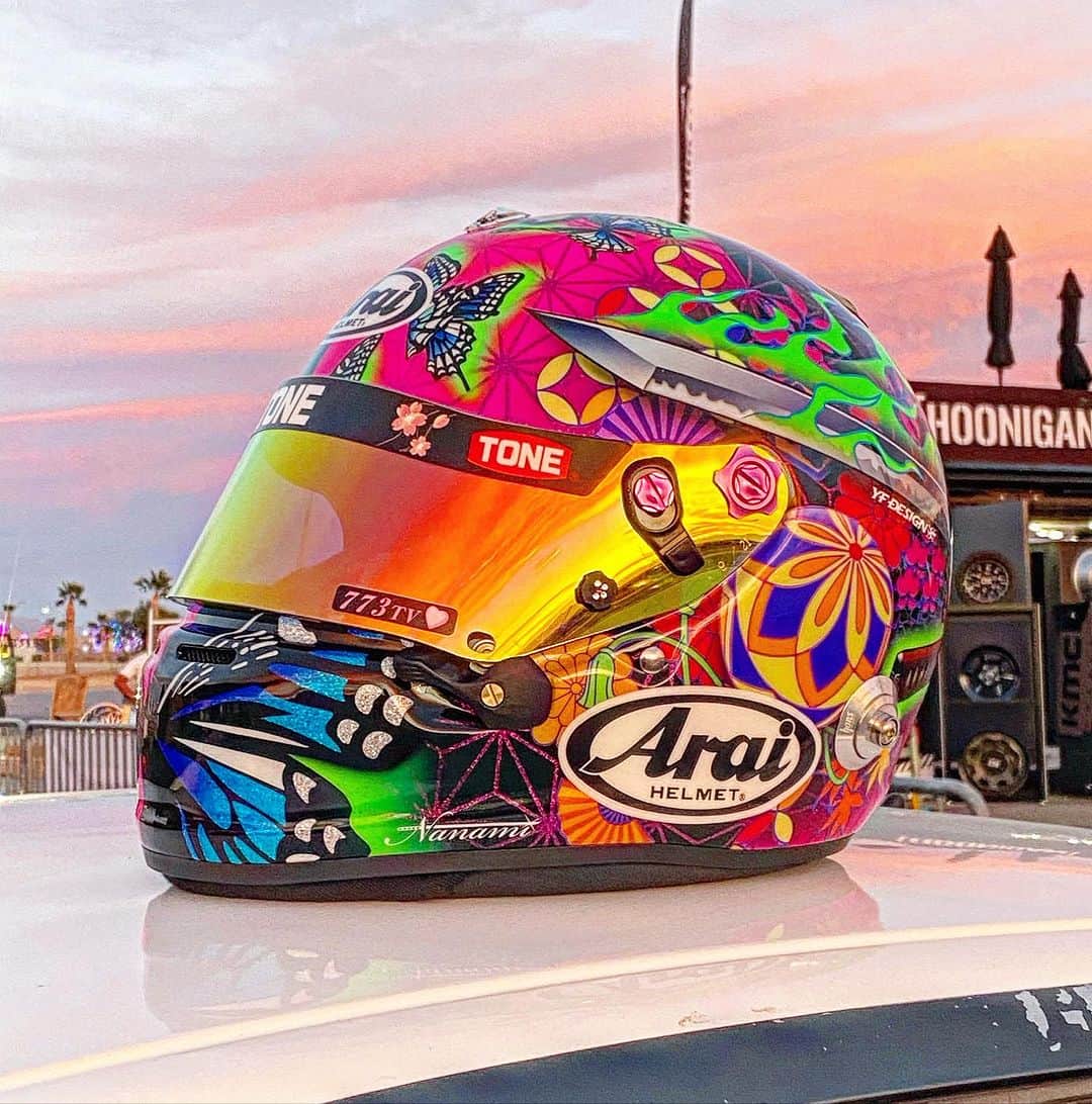 塚本奈々美のインスタグラム：「🇺🇸Helmets for next season are ready! Thanks to ARAI Helmets.they provided GP-6S ✨  And this super cool design is by YF Design😎 Their painting techniques are the best in Japan.  🇯🇵来年の競技用ヘルメットが出来上がりました！ アライヘルメット様、YFデザイン様、NAVIC様ありがとうございます✨ ・ ・ ・ ・ #japanesecultura #deiftqueen」