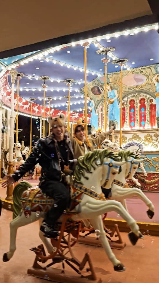 RIIZEのインスタグラム：「🎠 ℜ𝔬𝔶𝔞𝔩 𝔍𝔲𝔟𝔦𝔩𝔢𝔢 ℭ𝔞𝔯𝔬𝔲𝔰𝔢𝔩 🎠  #RIIZE #라이즈 #RISEandREALIZE #WE_RIIZE #위라이즈 #Everland」