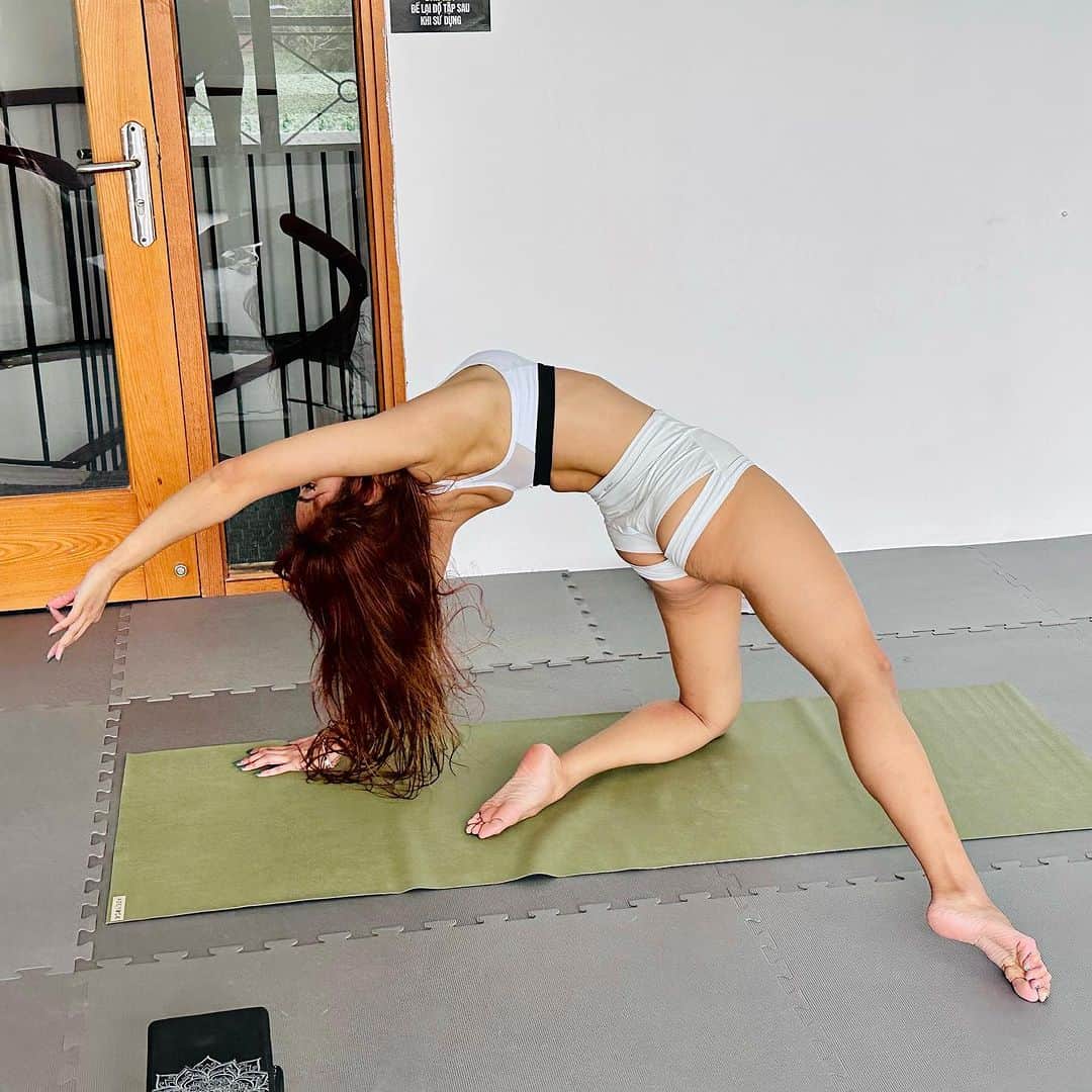 April Imanのインスタグラム：「Just one small positive thought in the morning can change your whole day ✨   . . . . #apriliman #yogapose #yogadaily #corestrength #yogaandstrength #yogachallenge #strengthworkout #strongwomen #balancetraining #traininghard #flexibilitytraining #flexibilitygoals #flexibility #yogainspiration #yogalove #yogapractice #yogagirl #yogaeveryday #legsfordays #longlegs #splits #beautifullegs #backbend #chestopening」