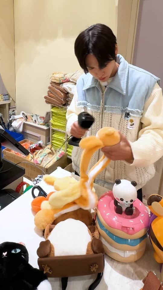 RIIZEのインスタグラム：「the fastest cashier I know  #RIIZE #라이즈 #EUNSEOK #은석 #RISEandREALIZE #WE_RIIZE #위라이즈 #Everland」