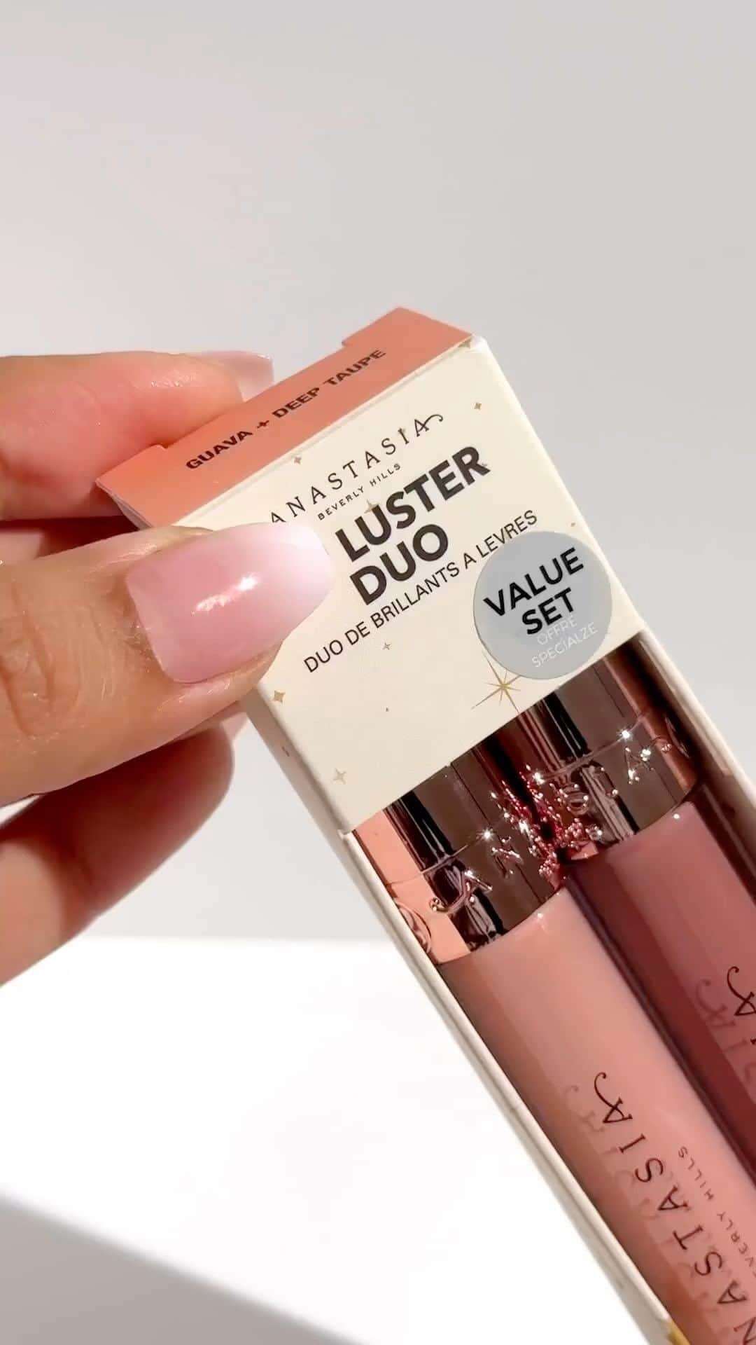 Anastasia Beverly Hillsのインスタグラム：「Lip gloss lovers, this one’s for you 👀 Our Lip Luster Duo features two full-size glosses in shades Deep Taupe and Guava 👄✨ Wear alone or layer with liner and lipstick for extra dimension! 💫  Available now at the link in bio!  📸: @asmah.mua (she/her)   #AnastasiaBeverlyHills #ABHLips」