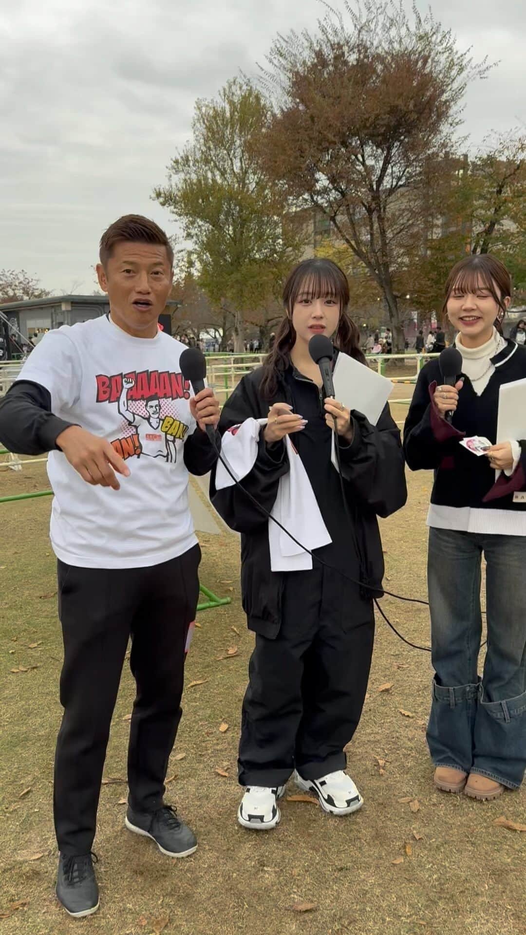 播戸竜二のインスタグラム：「『みんな大好き😍』 おばんざーい✊ ・ なえなのさんも大好きおばんざいソング🎵 @naenano0114  ・ なえなのさんの事務所の後輩の高梨優佳さんも大好きになってくれた！ @yukaaa0721xx  ・ HAN-KUNが作曲してくれたおばんざいソングの輪が広がっています！（笑） @voicemagicianjp  ・ ロングバージョンはHAN-KUNが歌ってくれです！ ・ 歌詞です↓✒️ ・ 〜俺らチャレンジャー！止まることなく挑むチャレンジャー！バンバンいくぜ！俺らチャレンジャー！ゴール目指して挑むチャレンジャー！バンバンバンバン！〜 ・ もっとロングバージョンにする為に作詞しようかな？（笑） ・ 作詞家デビューや！（笑） ・ ABCラジオでの、 なえなのさんのラジオ！📻 「なえなののブカピなの」 そこにも少し出演しました！ ・ ABCラジオ祭り最高でした！ これから50年出たい！（笑） ・ ・ #なえなの さん #高梨優佳 さん #おばんざい さん #バンバンバンTシャツ」