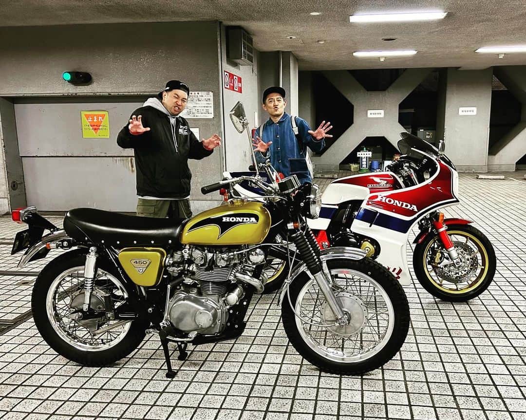 ハンバーグ師匠（井戸田潤）のインスタグラム：「昨夜は <TOKYO SPEAKEASY>で @rgrazorramon とバイクトーク 楽しかった radikoで明日まで聴けます！ #レイザーラモンRG #井戸田潤 #バイク」