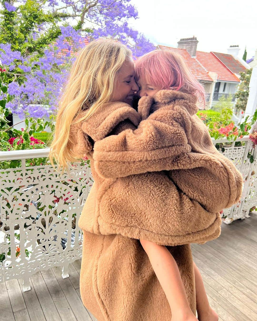 テリーサ・パーマーさんのインスタグラム写真 - (テリーサ・パーマーInstagram)「Cosy cuddles ✨ Celebrating ten years of the iconic Teddy Coat with my mini me.  @maxmara #MaxMara #TeddyTen #noaninalsharmedinthemaking」11月14日 12時11分 - teresapalmer