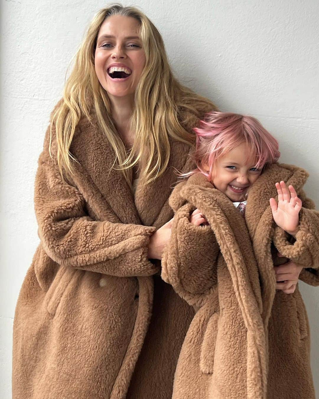 テリーサ・パーマーのインスタグラム：「Cosy cuddles ✨ Celebrating ten years of the iconic Teddy Coat with my mini me.  @maxmara #MaxMara #TeddyTen #noaninalsharmedinthemaking」