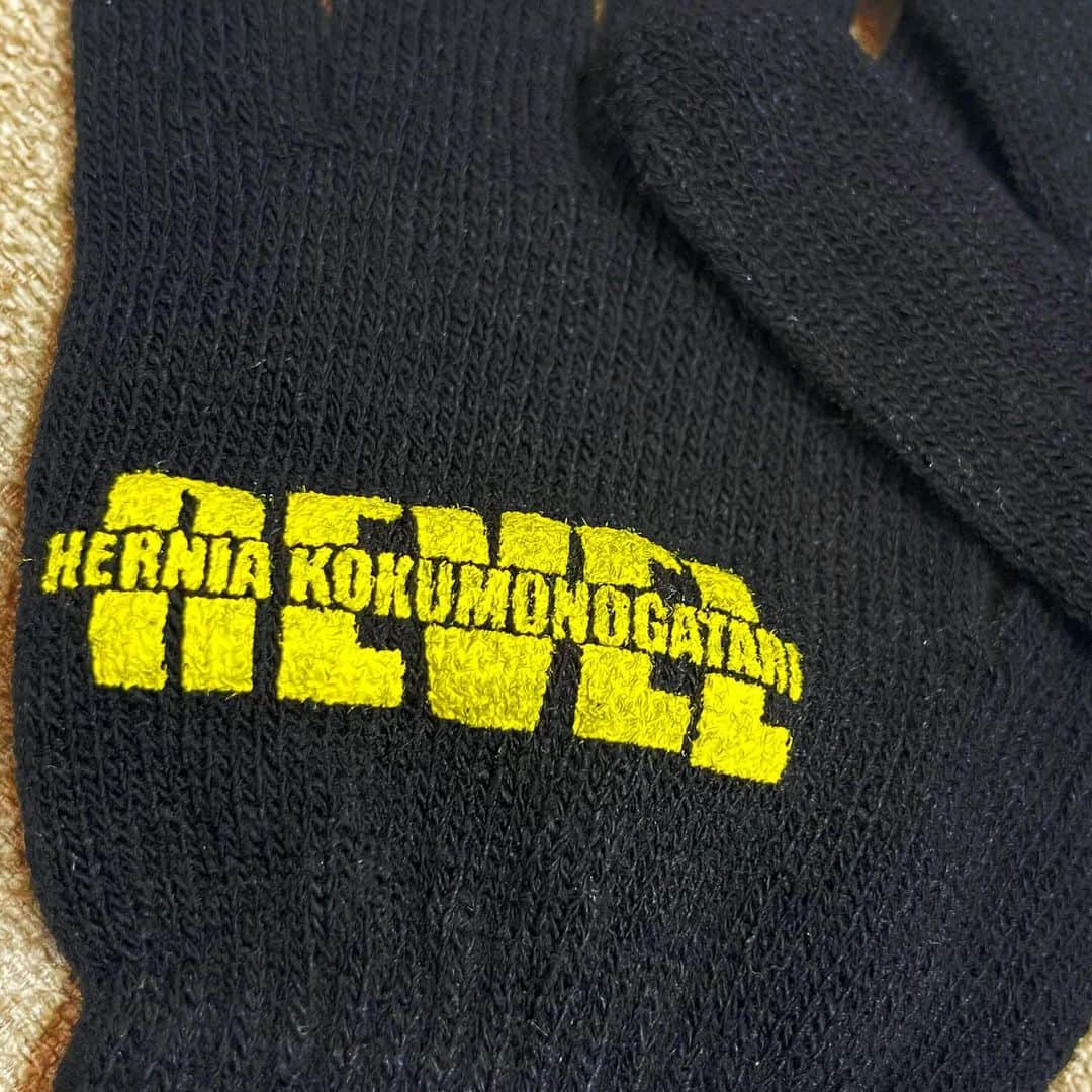 ヘルニア国物語さんのインスタグラム写真 - (ヘルニア国物語Instagram)「. 本日(11/14) 20:00〜 BASEにて、ヘル国オリジナル手袋を販売致します！ . 数量限定なので、ご購入されたい方は、お早めに🌟 . ⚠️サイズはフリーサイズになります⚠️ 手の大きい方は、少しキツいかもしれません💦 滑り止め無しの、伸びるタイプの手袋になっております。 . ヘルニア国物語のフォローお願いします！ Follow👉 @heruniakokumonogatari   世界で1番「バレーボール」を楽しんでる集団が遊び心満載の企画でみんなが笑顔になる動画をお届けします😁   The group that enjoys “volleyball” the most in the world will bring you a video full of playful projects that will make everyone smile 😁.  #ヘル国　 #ヘルニア国物語　 #HERNIAKOKUMONOGATARI  #バレー　 #バレー部　 #バレーボール　 #バレーボールYouTuber  #ハイキュー　 #ハイキュー好きな人と繋がりたい　 #volleyball  #volleyballprayer  #volleyballgirls  #volleyballislife  #volleyballYouTuber  #YouTube  #YouTuber  #スポンサー募集  【オフィシャルスポンサー】 T.si. 様 SHIMPEI様 株式会社Growith様 @growithapp FUJISAN様」11月14日 12時26分 - heruniakokumonogatari