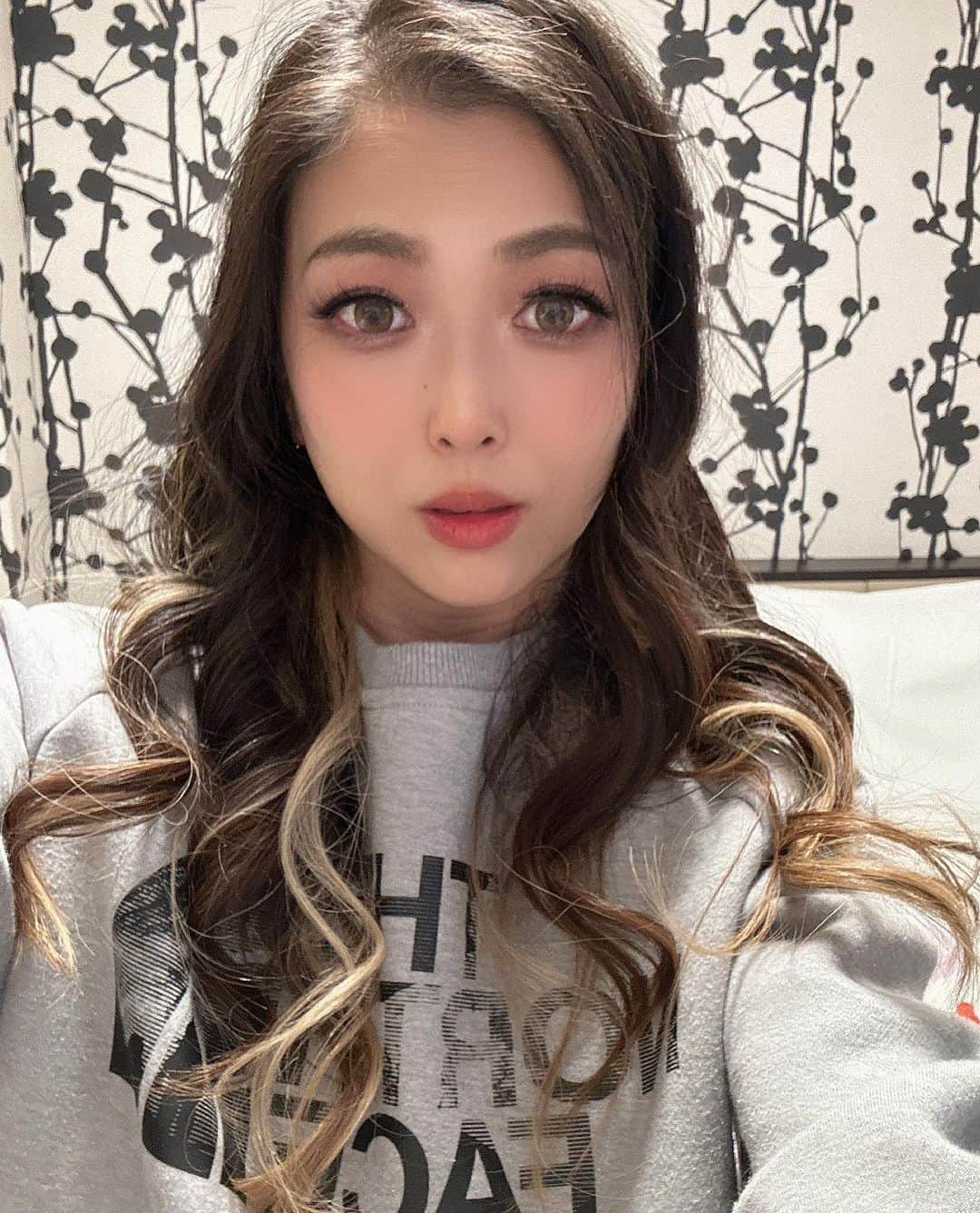 Liaさんのインスタグラム写真 - (LiaInstagram)「ホテルに戻っても、その日し〜っかり（3回以上）ヘアメイクさんに巻いてもらった髪のカールが取れてなくて、ついひとり撮影会😆♪フィルター使ってみたら最後はもはや、「誰や？」1人で楽しくなってしもうた🤣 #超ストレートヘア #巻き髪 #フィルター」11月14日 12時19分 - lia_vocalist