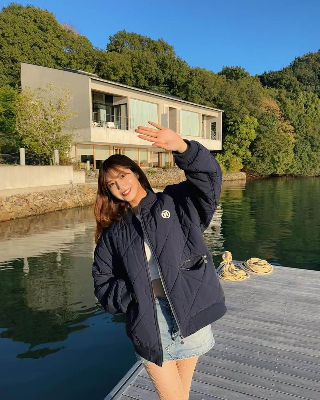 あべなつきさんのインスタグラム写真 - (あべなつきInstagram)「三重県🌿🌿🏔  三重県伊勢志摩に初上陸〜🌊🥰  コーデのブランドたちはこちらです🖤 ↓ ジャケット　@9090s_  トップス　@zara  スカート　@gydajp  靴　@grounds.official  帽子　@ca4la_official  バッグ　@jilsander   #三重県」11月14日 12時20分 - i.am_natsuki_