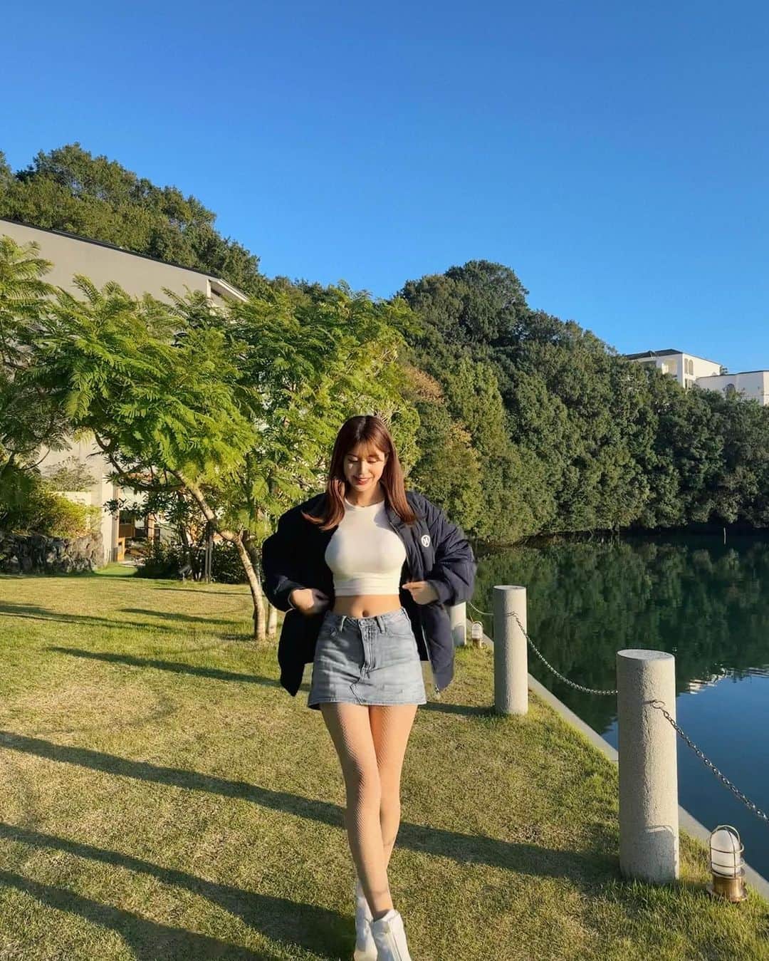 あべなつきのインスタグラム：「三重県🌿🌿🏔  三重県伊勢志摩に初上陸〜🌊🥰  コーデのブランドたちはこちらです🖤 ↓ ジャケット　@9090s_  トップス　@zara  スカート　@gydajp  靴　@grounds.official  帽子　@ca4la_official  バッグ　@jilsander   #三重県」