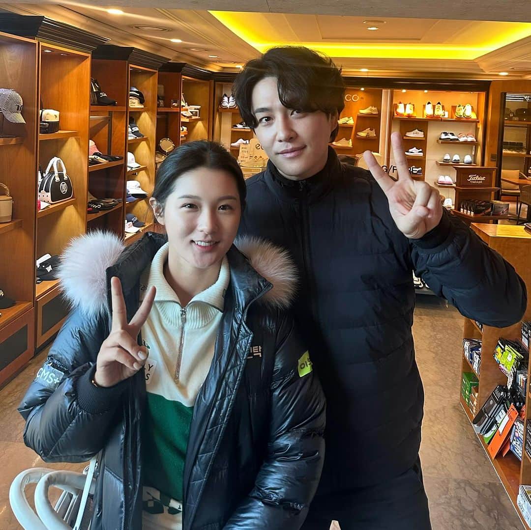 ミン・ウヒョクのインスタグラム：「#브릿지스톤사랑나눔자선골프대회  #브릿지스톤골프  날씨는 추웠지만 가장 따뜻했던 하루 정말 멋진 프로님들과✌️ 석교상사 이민기회장님 🫶」