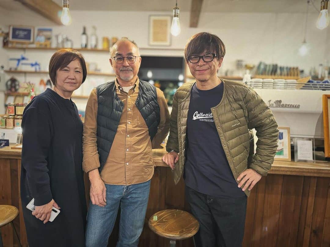 武田真一さんのインスタグラム写真 - (武田真一Instagram)「熊本市北区にある素敵なコーヒーショップ「カーメスト・コーヒー」にて。店主の深迫さんご夫妻と。 以前もご紹介した「コーヒーエイド」の主催者で、犯罪や事故の被害者支援の仕組みづくりに取り組んでいらっしゃいます。 静かな空気の中で、社会を少しでもよりよいものにしようと奮闘されているご夫妻の熱い思いに心打たれました。」11月14日 12時22分 - raspberrydrops