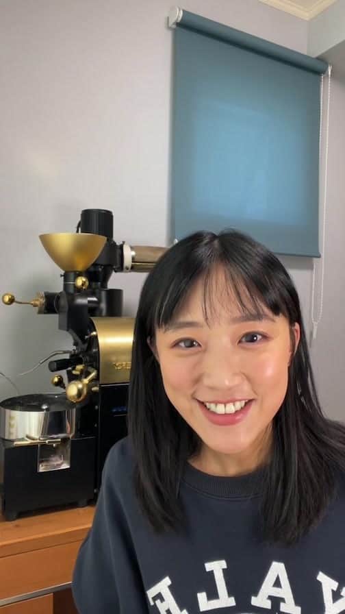 竹内由恵のインスタグラム：「ゲリラインスタライブ、部屋の接続が悪すぎて、途中で切れてしまい、失礼いたしました。接続が途絶えるたびに半目の自分が停止していていましたね。。にもかかわらずお付き合いいただき、ありがとうございました笑 焙煎する様子をお届けしましたー！！出来上がった豆も後ほど載せますね✨」