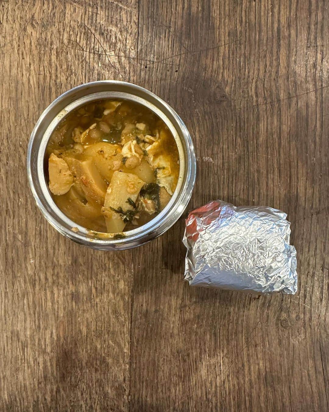栗原友さんのインスタグラム写真 - (栗原友Instagram)「#クリトモの娘弁当 昨日のお弁当ですが、フグキムチ鍋です。塩おにぎりを添えました。」11月14日 12時24分 - kuri__tomo