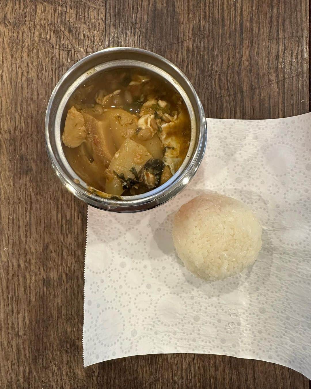 栗原友さんのインスタグラム写真 - (栗原友Instagram)「#クリトモの娘弁当 昨日のお弁当ですが、フグキムチ鍋です。塩おにぎりを添えました。」11月14日 12時24分 - kuri__tomo