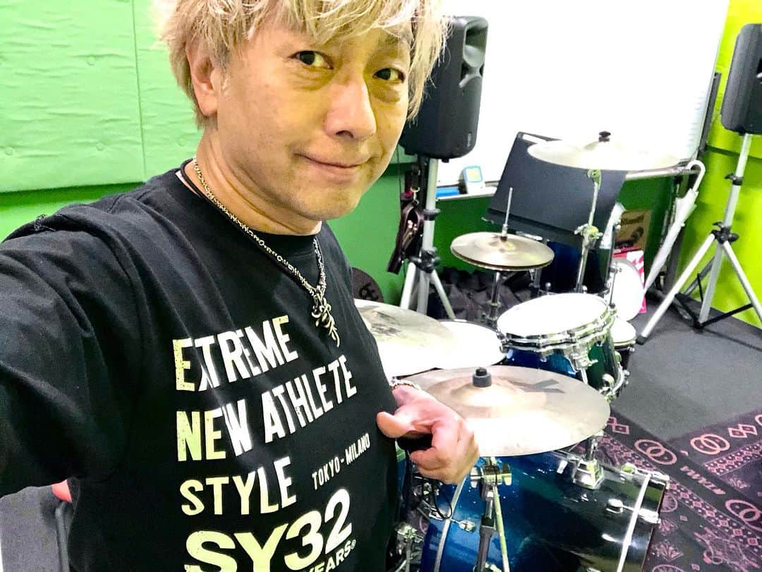 小柳“Cherry”昌法のインスタグラム：「どもです！🤟 "モグラくん！"なうです。。。 このTシャツは ボクのバースデーライブの時に 『SWEET YEARS』さんからプレゼントして頂きました！ カッチョいいっすね！ ありがとぉです！！😁  てなわけで夜までGAMBAだ！！ ☹️ #小柳Cherry昌法 #drummer_cherry #ドラマー #sweetyears #tamadrums #zildjian #aspr #洗足学園音楽大学」