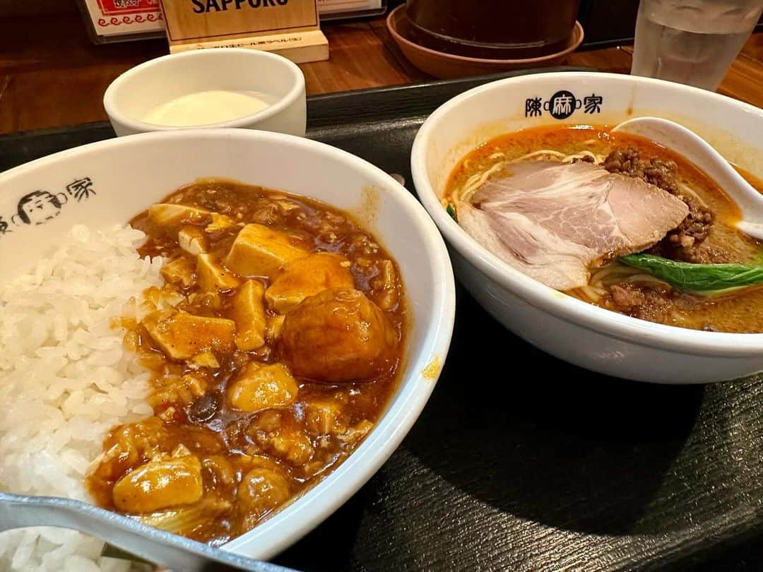 まえちゃんねるのインスタグラム：「今日のランチは、麻婆飯と担々麺のハーフ&ハーフ。相変わらずの麻婆の痺れ具合、最高だ😁  #ランチ #今日のランチ #麻婆飯 #坦々麺 #陳麻家」