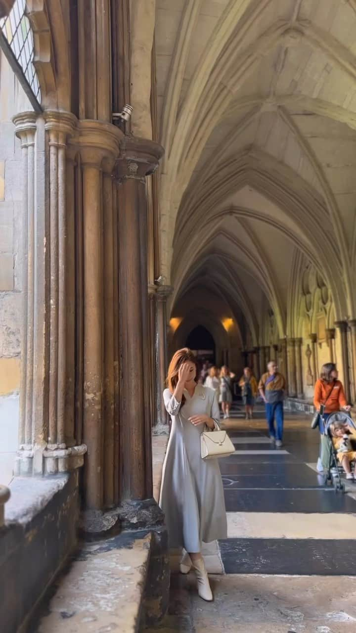 Chihiroのインスタグラム：「Inner courtyard of the Westminster Abbey🇬🇧  ———————————— 【イメージコンサルティングサロン　Ciccy】  パーソナルカラー診断が気になる方はこちら ▶︎ @ciccy_shibaura   ♦︎場所：東京都港区芝浦  ♦︎メニュー ✈︎Economy class✈︎ ・パーソナルカラー診断 ・骨格診断 Ciccy診断士枠: ¥22,500- (ペアは¥19,500-) 代表栂野枠：¥32,000- (ペアは¥28,500-)  ✈︎Business class✈︎ ・パーソナルカラー診断 ・骨格診断 ・顔タイプ診断 Ciccy診断士枠: ¥32,500- (ペアは¥29,800-) 代表栂野枠：¥41,000 (ペアは¥38,500-)  ✈︎First class✈︎ ・パーソナルカラー診断 ・骨格診断 ・顔タイプ診断 ・メイクレッスン 代表栂野枠：¥67,000  ✈︎Royal First class✈︎ ・パーソナルカラー診断 ・骨格診断 ・顔タイプ診断 ・メイクレッスン ・ショッピング同行 ・専用診断レポート ・アフターフォローzoom 代表栂野枠：99,500-  詳細はInstagramプロフィール下のURLよりご確認ください。  〜〜〜〜〜〜〜〜〜〜〜〜〜〜〜 【イメージコンサルタント養成講座】  GIA芝浦校の養成講座は11月まで満席です。 現在2023年12月スタートより募集を開始いたしました♡ 詳しくはHPをご覧ください。  〜〜〜〜〜〜〜〜〜〜〜〜〜〜〜 #イギリス観光 #ウェストミンスター #ウェストミンスター #westminsterabbey #イメージコンサルタント東京 #パーソナルカラー診断東京 #パーソナルカラー」