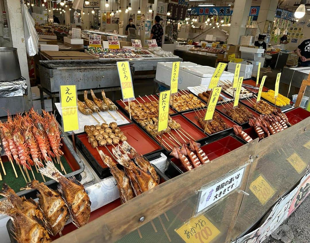 高橋美帆さんのインスタグラム写真 - (高橋美帆Instagram)「🦐🦐🦐🐟  9月の東北秘湯旅&伝統工芸品の旅の最後、燕三条から朝ご飯を食べに寺泊に行ってからもう大好き！ まさか年内にまた行けるなんて🥺💗  #寺泊 #寺泊魚の市場通り #のどぐろ #番屋汁 #新潟 #新潟グルメ #海鮮丼 #寺泊さざえ #ありがとう大倉さん」11月14日 12時30分 - miho_takahashi_39