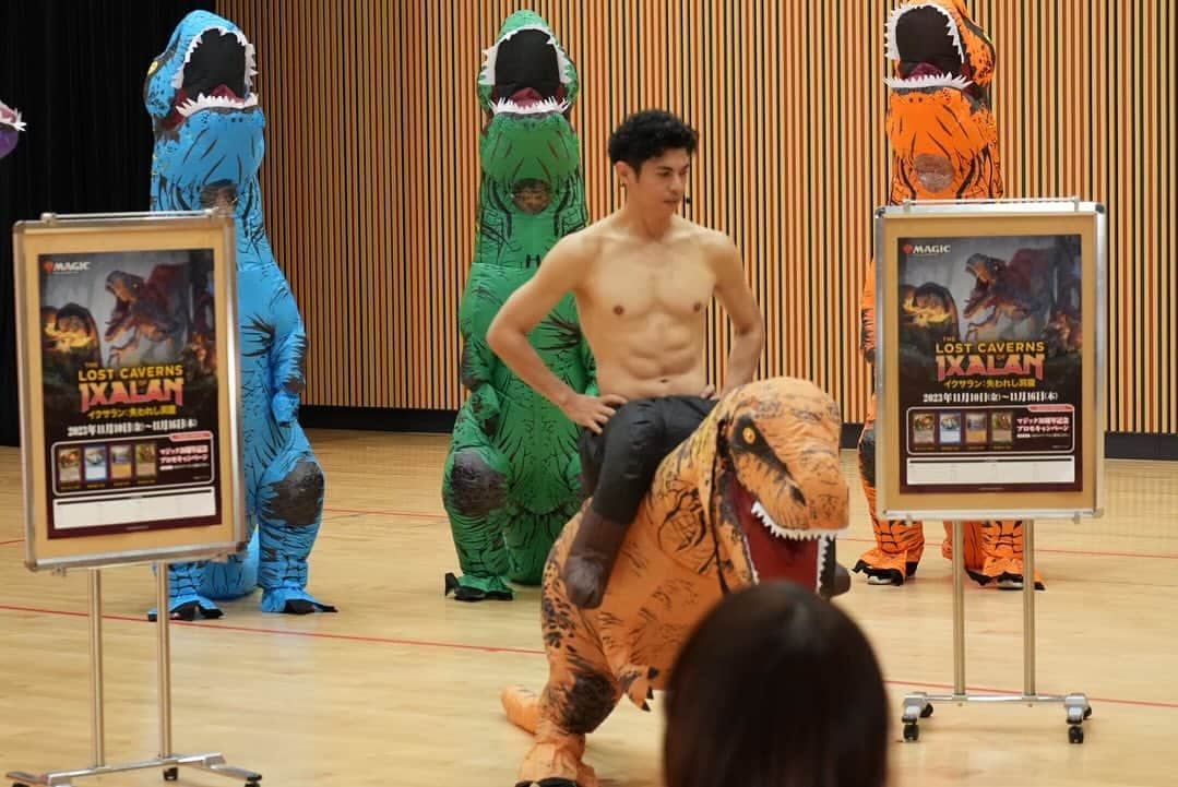 小島よしおのインスタグラム：「マジックザギャザリング イクサラン 〜失われし洞窟〜　 PRイベントで ティラノおっぱっぴー！　 ＆ピヤノサウルス ピヤなの関係ねえ！　 〜失われし笑い〜」
