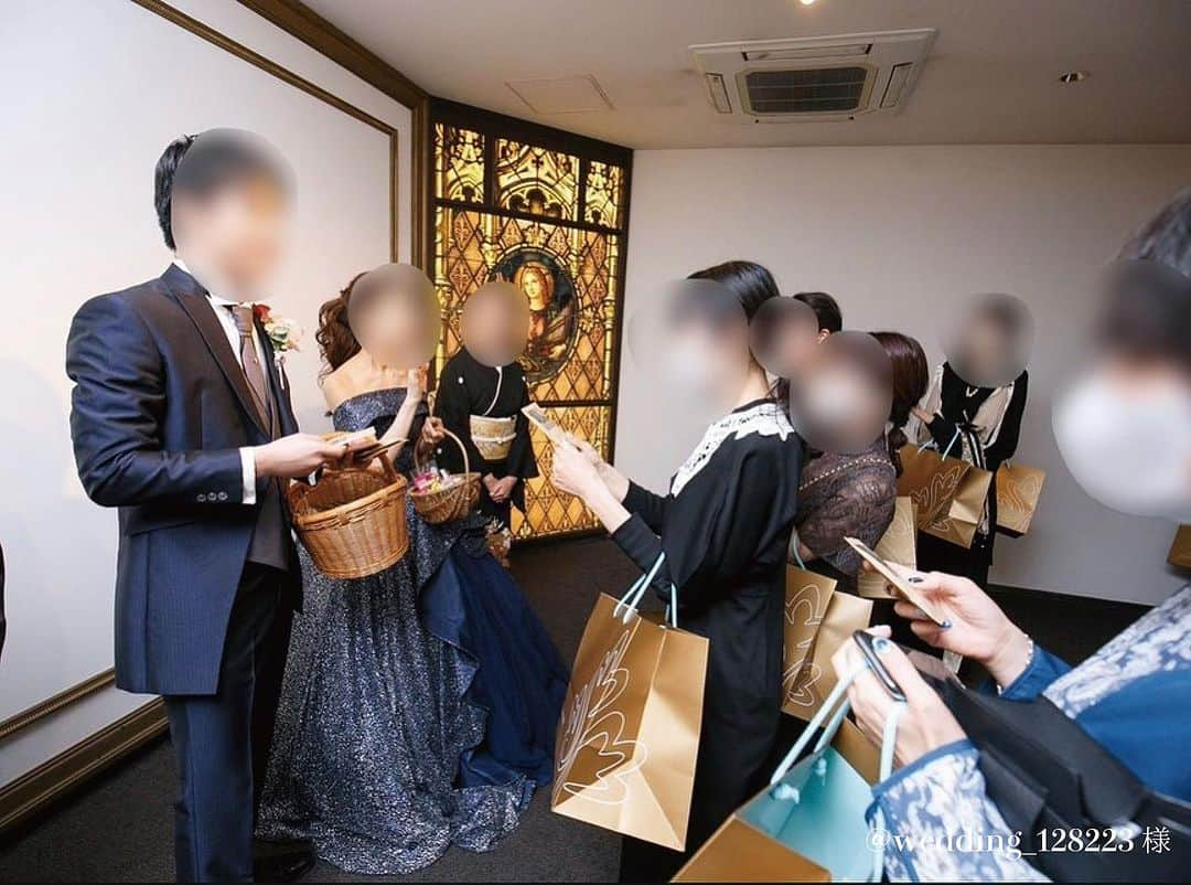 プレ花嫁♡結婚式招待状・席次表専門サイト『ファヴォリ』公式さんのインスタグラム写真 - (プレ花嫁♡結婚式招待状・席次表専門サイト『ファヴォリ』公式Instagram)「𖤣𖥧𖥣𖡡𖥧𖤣𖤣𖥧𖥣𖡡𖥧𖤣 🤍👰🏻‍♀️卒花様の投稿ご紹介💬🤍 ━━━━━━━━━━━━━━ 本日は、昨年のプレゼントキャンペーンで プチギフトにご当選された 卒花様の投稿をご紹介いたします📣  *.....*.....*.....*.....*.....*.....*.....*.....*.....*  🕊️ @wedding_128223さまのご投稿🕊️ プチギフトのデザイン： SIMPLE[01BP] （シンプル[01BP]） _ _ _ _ _ _ _ _ _ _ _ _ _ wedding report...♡42 . お見送り . 「ありがとう」としか出てこないくらい本気で感謝の気持ち100％でした😭✨✨✨✨ . プチギフトは2人とも大好きなコーヒーにしました☕️🤎 こちらは、 @favori_wedding 様のキャンペーンに当選し、いただいたもの🥹 改めて、ありがとうございました🙇‍♀️ . そして妊娠中ゲストが2人いたので、その方々にはコーヒーにプラスしてノンカフェインのティーバッグもプレゼントしました🫖 生活の木で購入しました🌿 キッズゲストにはベタだけど、たべっこどうぶつを🐶 （どっちも写真撮り忘れたー！） . テーブル装花はゲストの皆さまに持って帰ってもらいました💐 「もらったよ〜！」と見せてくれた友達が多くて嬉しかったな🫶 . BGM♩『Always』西野カナ . *.....*.....*.....*.....*.....*.....*.....*.....*.....*  ご当選おめでとうございます🎉✨ お見送りの素敵なお写真もありがとうございます👰🏻‍♀️🤵🏻‍♂️🤍  @wedding_128223 さま 素敵な投稿をありがとうございました❣️  ❁┈┈┈┈┈┈┈┈┈┈┈┈┈┈┈┈┈┈┈┈┈┈┈┈┈┈❁ 　　　　　　　　🫧#ファヴォ花 について🫧 ⠀ ⠀プレ花嫁さまと卒花嫁さまのためのハッシュタグです #ファヴォ花 や @favori_wedding @favori_favohana を ⠀ ⠀ ⠀ ⠀ つけて投稿していただけたら、嬉しいです♡ ❁┈┈┈┈┈┈┈┈┈┈┈┈┈┈┈┈┈┈┈┈┈┈┈┈┈┈❁  #favori #ファヴォリ#ファヴォ花 #2023wedding #2024wedding #2023秋婚 #2023冬婚#2024冬婚 #2024春婚 #2024夏婚 #プチギフト #プチギフト手作り #結婚式プチギフト #プチギフトにオススメ #ウェディングプチギフト #オリジナルギフト #花嫁レポ #卒花嫁レポ #卒花レポ #花嫁DIY#結婚式準備#花嫁準備#プレ花嫁準備 #プレ花嫁#くふう婚#プレ花嫁さんと繋がりたい #日本中のプレ花嫁さんと繋がりたい #全国のプレ花嫁さんと繋がりたい」11月15日 18時00分 - favori_wedding