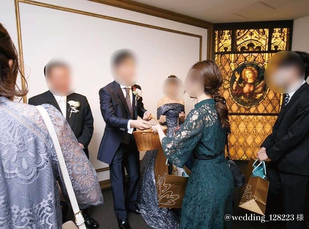 プレ花嫁♡結婚式招待状・席次表専門サイト『ファヴォリ』公式さんのインスタグラム写真 - (プレ花嫁♡結婚式招待状・席次表専門サイト『ファヴォリ』公式Instagram)「𖤣𖥧𖥣𖡡𖥧𖤣𖤣𖥧𖥣𖡡𖥧𖤣 🤍👰🏻‍♀️卒花様の投稿ご紹介💬🤍 ━━━━━━━━━━━━━━ 本日は、昨年のプレゼントキャンペーンで プチギフトにご当選された 卒花様の投稿をご紹介いたします📣  *.....*.....*.....*.....*.....*.....*.....*.....*.....*  🕊️ @wedding_128223さまのご投稿🕊️ プチギフトのデザイン： SIMPLE[01BP] （シンプル[01BP]） _ _ _ _ _ _ _ _ _ _ _ _ _ wedding report...♡42 . お見送り . 「ありがとう」としか出てこないくらい本気で感謝の気持ち100％でした😭✨✨✨✨ . プチギフトは2人とも大好きなコーヒーにしました☕️🤎 こちらは、 @favori_wedding 様のキャンペーンに当選し、いただいたもの🥹 改めて、ありがとうございました🙇‍♀️ . そして妊娠中ゲストが2人いたので、その方々にはコーヒーにプラスしてノンカフェインのティーバッグもプレゼントしました🫖 生活の木で購入しました🌿 キッズゲストにはベタだけど、たべっこどうぶつを🐶 （どっちも写真撮り忘れたー！） . テーブル装花はゲストの皆さまに持って帰ってもらいました💐 「もらったよ〜！」と見せてくれた友達が多くて嬉しかったな🫶 . BGM♩『Always』西野カナ . *.....*.....*.....*.....*.....*.....*.....*.....*.....*  ご当選おめでとうございます🎉✨ お見送りの素敵なお写真もありがとうございます👰🏻‍♀️🤵🏻‍♂️🤍  @wedding_128223 さま 素敵な投稿をありがとうございました❣️  ❁┈┈┈┈┈┈┈┈┈┈┈┈┈┈┈┈┈┈┈┈┈┈┈┈┈┈❁ 　　　　　　　　🫧#ファヴォ花 について🫧 ⠀ ⠀プレ花嫁さまと卒花嫁さまのためのハッシュタグです #ファヴォ花 や @favori_wedding @favori_favohana を ⠀ ⠀ ⠀ ⠀ つけて投稿していただけたら、嬉しいです♡ ❁┈┈┈┈┈┈┈┈┈┈┈┈┈┈┈┈┈┈┈┈┈┈┈┈┈┈❁  #favori #ファヴォリ#ファヴォ花 #2023wedding #2024wedding #2023秋婚 #2023冬婚#2024冬婚 #2024春婚 #2024夏婚 #プチギフト #プチギフト手作り #結婚式プチギフト #プチギフトにオススメ #ウェディングプチギフト #オリジナルギフト #花嫁レポ #卒花嫁レポ #卒花レポ #花嫁DIY#結婚式準備#花嫁準備#プレ花嫁準備 #プレ花嫁#くふう婚#プレ花嫁さんと繋がりたい #日本中のプレ花嫁さんと繋がりたい #全国のプレ花嫁さんと繋がりたい」11月15日 18時00分 - favori_wedding