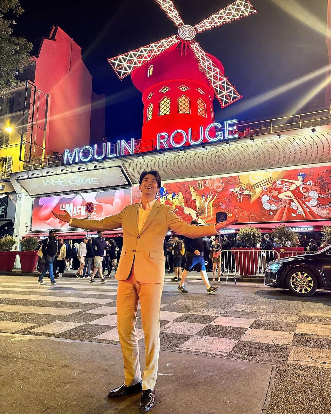 甲斐翔真のインスタグラム：「26歳になりました。 いつも応援してくださりありがとうございます。これからもよろしくね☺️  まだまだ大人になりきれぬところばかりですが、なりたい大人の姿を探しながら、焦らずゆっくり精進していきます。  先日、本場パリのムーランルージュに行ってきました。 リアルクリスチャン写真を添えて📸  #happybirthdaytome」