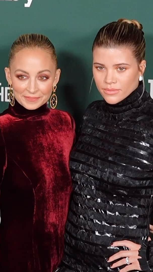 The Zoe Reportのインスタグラム：「Sisters’ night out ❤️ #NicoleRichie and #SofiaRichieGrainge walk the Baby2Baby Gala red carpet.  🎥: Getty」