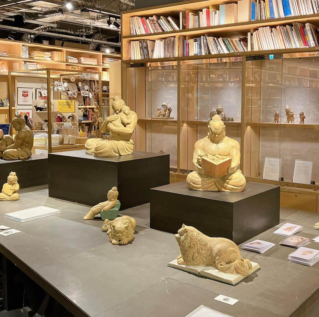 銀座 蔦屋書店のインスタグラム：「三好桃加 作品展「仁王像たちのオフの日.2」  彫刻家・三好桃加の作品展「仁王像たちのオフの日.2」を2023年11月11日（土）～12月１日（金）の期間に開催します。 本展では、仁王像や狛犬の休日のリラックスした姿を彫刻した新作を含む15点を展示します。  三好桃加は、2022年3月に東京藝術大学大学院 美術研究科 文化財保存学専攻 保存修復（彫刻）を修了し、仁王像や狛犬の休日のリラックスした姿を彫刻するアーティストです。 三好が5歳の時に父を亡くした時、死後の世界はどうなるのかと尋ねると、「死後は仏様のところに行って毎日宴会をしている」という回答をもらったことがありました。その経験から、厳格に見える仏像も、実はリラックスして過ごしているのではないかというイメージを抱くようになります。また、祖父の存在も、現在の作風に影響を与えています。坊主頭でがっしりした体形で寡黙という、まるで仁王像のようで幼少期の彼女にとっては畏怖の対象だったという祖父も、実は彼が冗談を言うような面白い人だったと知った時、自分の知らない一面もあるということに気付きました。仏像のオフの日を描くという発想は、このような体験から生まれました。 世の中が平和になるにつれて仏像を拝む機会が減っていく中、「仏像に頼らなければ生きられなかった人々のおかげで今の私がいる」と語る三好の作品には、仏像やそれを作ってきた仏師たちへの感謝の気持ちが込められています。今年4月に開催した初個展に続く本展では、新作を含む15点を公開します。  ----- 日常生活の中でどんどん仏教文化が薄れていくことを感じ、少し寂しく思う時がありました。ですが、それは現代の生活が豊かになったことで仏様に祈らなくても生きていける「平和」な世の中になったことを表しているように感じたのです。  仏像達を拝む習慣も少なくなったので、きっと仏像達は逆に暇を持て余しているだうな。そんな思いから「今まで私たちを見守り支えてくれた分までゆっくり楽しんで休んでほしい。」という願いを込めて、リラックスした働いてない「オフの日」の仏像を制作しています。  この度、このような素敵な場所で展示する機会をいただけて本当に嬉しく思います。ゆるりとした仁王像達と共に作品を観ていただければ幸いです。  三好桃加 -----  ■展示詳細 三好桃加 作品展「仁王像たちのオフの日.2」 会期：2023年11月11日（土）～12月1日（金）※終了⽇は変更になる場合があります。 時間：10:30～21:00　※ 最終日は17時閉場 会場：銀座 蔦屋書店インフォメーションカウンター前 主催：銀座 蔦屋書店 お問い合わせ：03-3575-7755(営業時間内) / info.ginza@ccc.co.jp  ■販売について 展示作品は銀座 蔦屋書店店頭・アートのオンラインマーケットプレイス「OIL by 美術⼿帖」にて販売します。 店頭｜11月11日（土）10：30～ OIL by 美術⼿帖｜11月13日（月）12：00～ ※作品はプレセールスの状況により展覧会会期開始前に販売が終了することがあります。   ▶詳細はこちら https://store.tsite.jp/ginza/blog/art/37071-1556101108.html  #三好桃加 #彫刻 #彫刻家 #彫刻作品 #仏教文化 #仏教 #仏像 #仁王像 #展覧会 #現代アート #現代美術 #momokamiyoshi #sculpture #sculptureart #sculptureartist #buddha #buddhastatue #tokyo #tokyoart #tokyoartgallery #contemporaryart #contemporaryartist #当代艺术 #ginzasix #銀座 #蔦屋書店 #ginza #銀座蔦屋書店 #ginzatsutayabooks #tsutayabooks @mmk_1996」