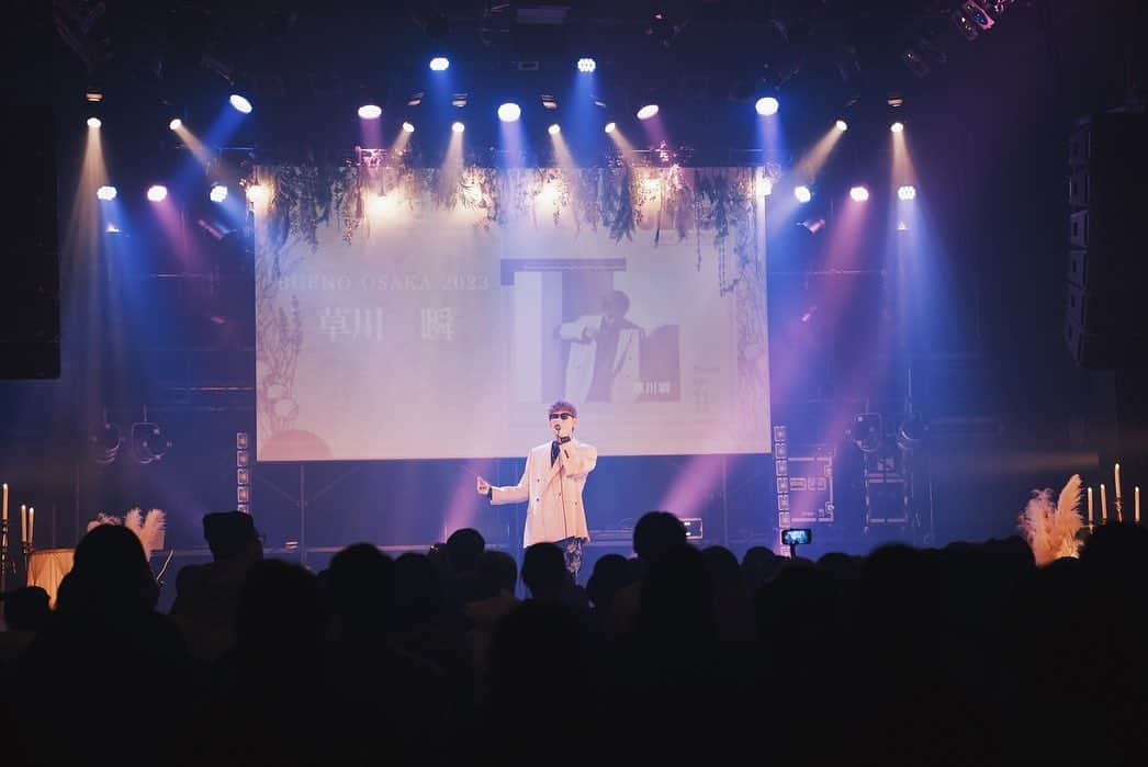 草川瞬さんのインスタグラム写真 - (草川瞬Instagram)「2023.11.11  BUENO  at. Creative Center OSAKA  BUENO OSAKA Vol.2 @buenoosaka  出演させて頂きました 復帰してこんなにも早く関西LIVEが出来ると 思ってもみなかったので 本当に嬉しかったです  このBUENOというイベントは 自分が声帯手術後の歌えない期間に 何か表現方法はないかなと模索してた時に 自分の外見には本当に自信はないのですが 写真というフィルターを通して表現してみよう と思いカメラマンでお願いしていたのが 主催者の @kiistyle778 ちゃん (もう1人の主催者は @jinmaekita さん) そこからの繋がりで今回のイベントに参加 させていただきました  Live, Dance, Art, Food, Fashion エンターテイメントに富んだ素敵なイベントでした 参加させてもらって本当にありかとうございました  素敵な写真を送っていただいたので アップさせてもらいます😍」11月14日 13時09分 - shunkusakawa