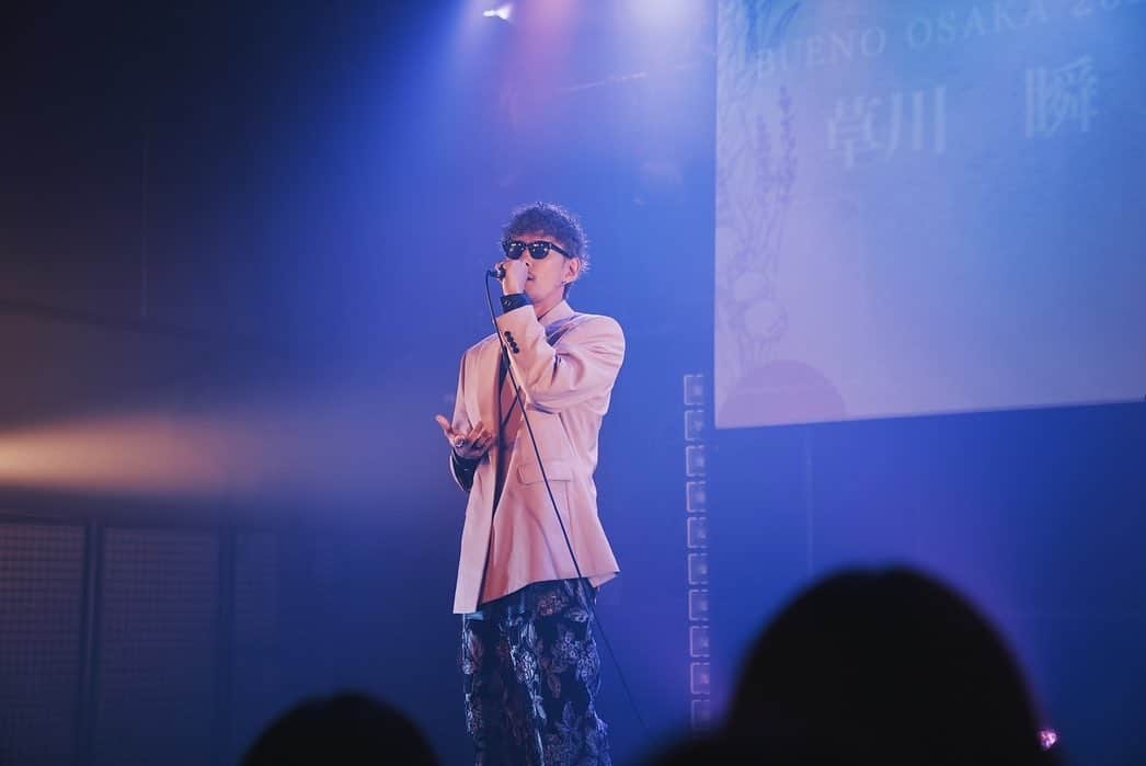 草川瞬さんのインスタグラム写真 - (草川瞬Instagram)「2023.11.11  BUENO  at. Creative Center OSAKA  BUENO OSAKA Vol.2 @buenoosaka  出演させて頂きました 復帰してこんなにも早く関西LIVEが出来ると 思ってもみなかったので 本当に嬉しかったです  このBUENOというイベントは 自分が声帯手術後の歌えない期間に 何か表現方法はないかなと模索してた時に 自分の外見には本当に自信はないのですが 写真というフィルターを通して表現してみよう と思いカメラマンでお願いしていたのが 主催者の @kiistyle778 ちゃん (もう1人の主催者は @jinmaekita さん) そこからの繋がりで今回のイベントに参加 させていただきました  Live, Dance, Art, Food, Fashion エンターテイメントに富んだ素敵なイベントでした 参加させてもらって本当にありかとうございました  素敵な写真を送っていただいたので アップさせてもらいます😍」11月14日 13時09分 - shunkusakawa