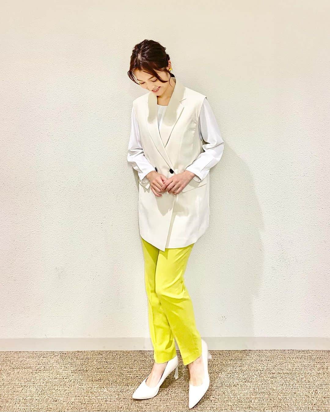 福田典子のインスタグラム：「ココからの、こう！ にじゅうあご🙂  さてさて、 今日の #よじごじDays は、 レトロ喫茶 in横浜☕️  ゆるりとご覧くださいませ！  outfit  #royalpartylabel_official」