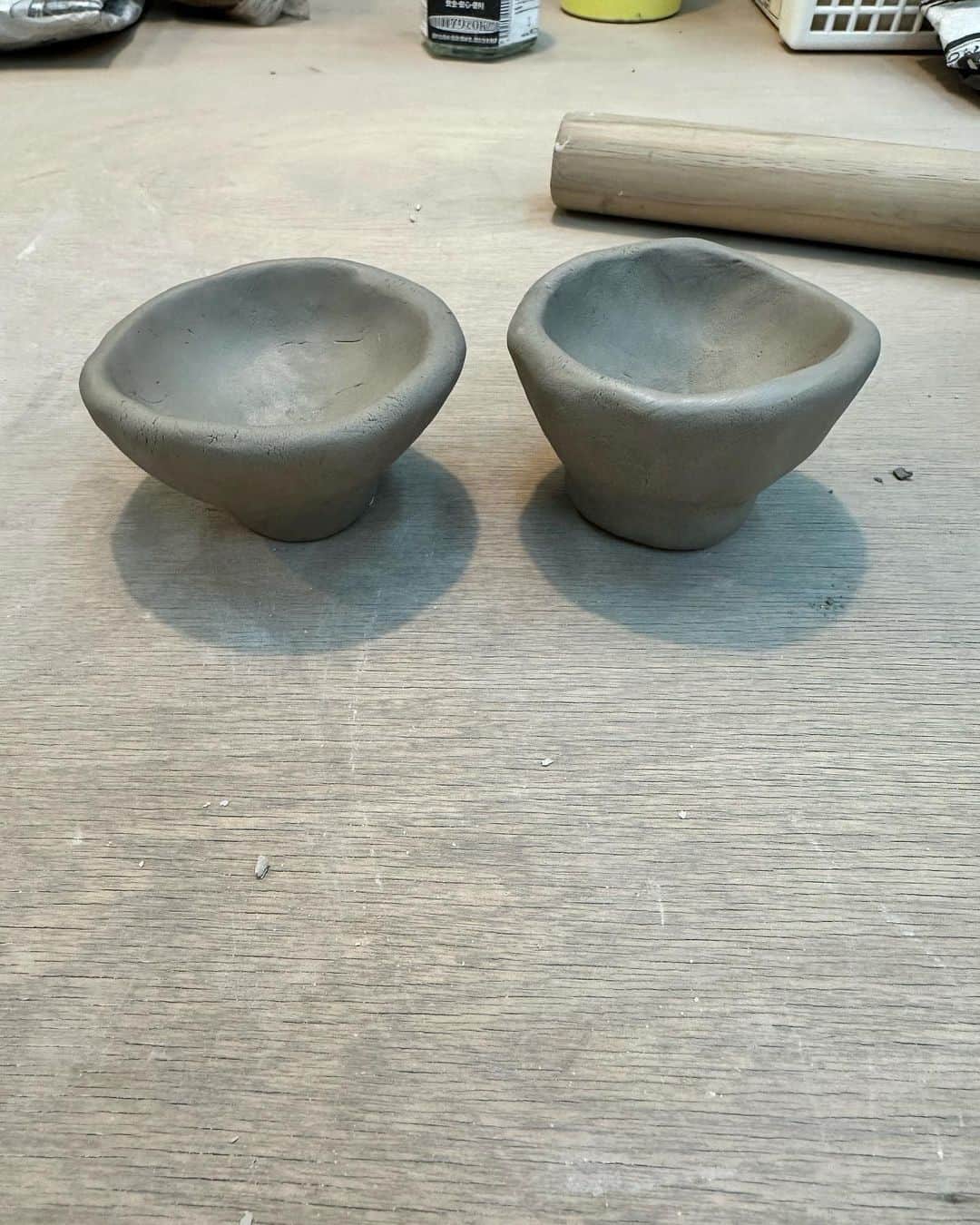 鈴木杏さんのインスタグラム写真 - (鈴木杏Instagram)「最近は時間があるので 久しぶりに陶芸教室に通えていて めっちゃ楽しんでいます✨✨✨  出来上がってきたお皿が かっこよく仕上がっていて、 調子にのりそう〜😍のっちゃう〜🤩  今日はプレートと、小物と、お正月用のおちょこを作り始めました🍶  陶芸、続けていきたいことのひとつ。 いつかマイ窯、作りたいなぁ〜！野焼きもしてみたい！！  #スズキの陶芸」11月14日 13時04分 - anne.suzuki.official