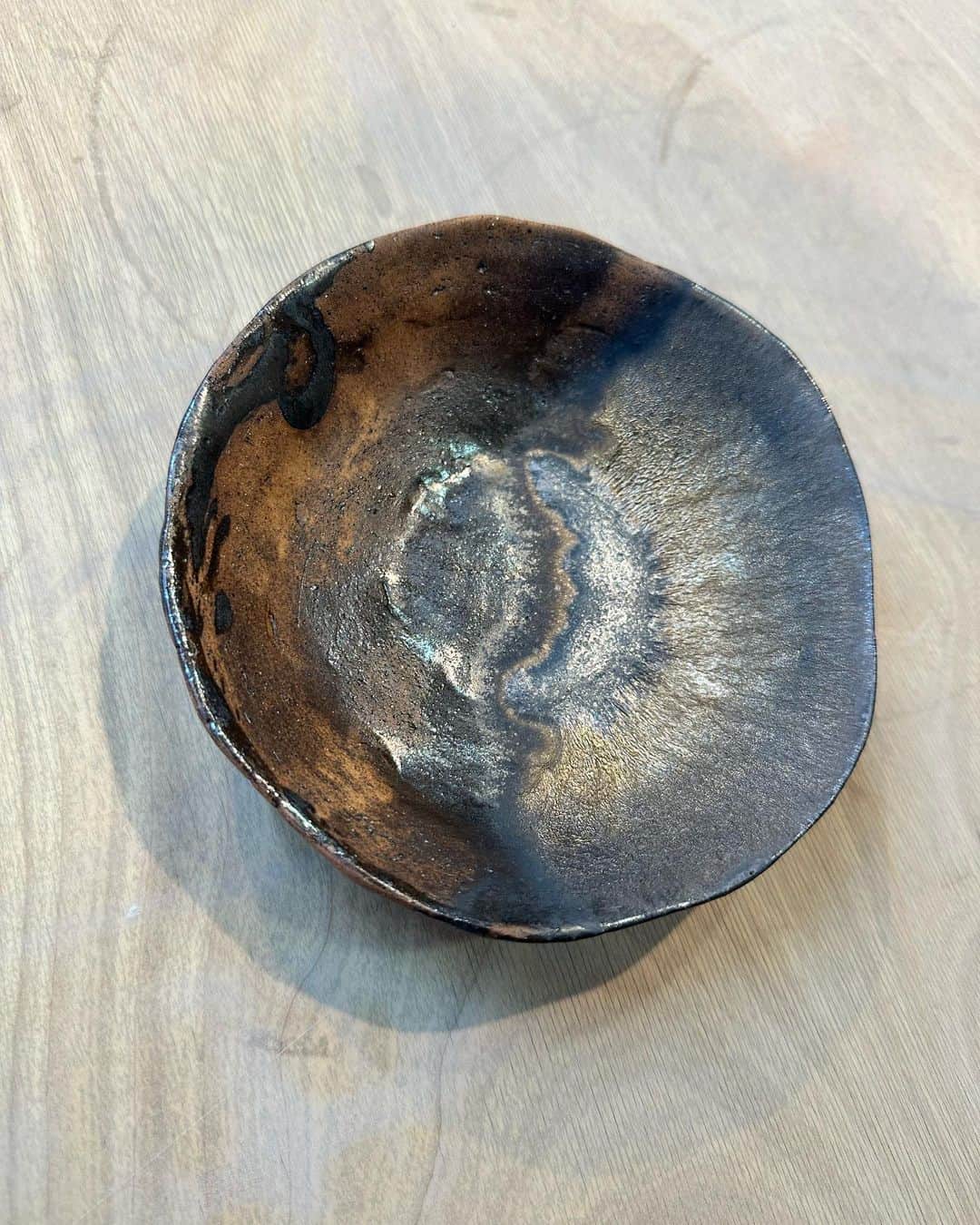 鈴木杏さんのインスタグラム写真 - (鈴木杏Instagram)「最近は時間があるので 久しぶりに陶芸教室に通えていて めっちゃ楽しんでいます✨✨✨  出来上がってきたお皿が かっこよく仕上がっていて、 調子にのりそう〜😍のっちゃう〜🤩  今日はプレートと、小物と、お正月用のおちょこを作り始めました🍶  陶芸、続けていきたいことのひとつ。 いつかマイ窯、作りたいなぁ〜！野焼きもしてみたい！！  #スズキの陶芸」11月14日 13時04分 - anne.suzuki.official