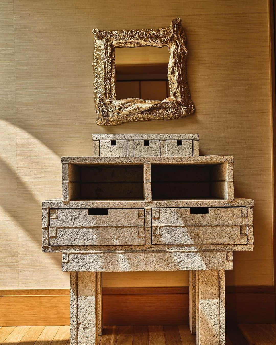 ケリーウェアスラーのインスタグラム：「THAT THANG  For each unique interiors project we undertake at the studio, we are consistently curating the perfect pieces for each space. We are always in search for innovative approaches, incorporating works from artists worldwide who offer fresh perspectives by utilizing materials in unprecedented ways. This cabinet, designed by Debbie Wijskamp, a Dutch designer, is crafted from pulped waste paper. Treated with a water-based binder, the paper transforms into a structural material, making it an incredibly sustainable and innovative piece. To complement the cabinet, the Crunchy Mirror by Yolande Milan Batteau, crafted from moon gold gilded cast plaster, adds a modern flair to the space. XK」
