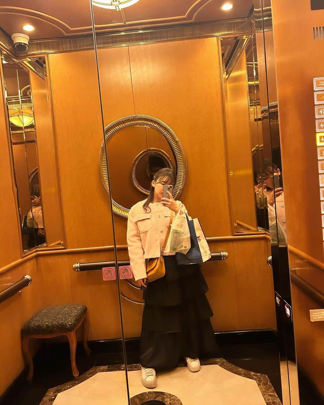のインスタグラム：「.  ずっと同じスカート履いてるね🤣w 履きやすくてかわいくてお気に入り🩶  色違いも買えばよかった🫧  昨日は2時まで撮影して ホテルに帰ってお風呂につかれた〜😳  ホテルが素敵で快適で めっちゃ嬉しかった〜🤣🩶  改めてたくさん刺激されたし お仕事がんばろー！⚜️ .  📢イベント告知🤍 11/1 ガポライブ生放送 20:00〜 11/7 りほりっく収録 11/9 ガポリ配信 11/19 フレッシュブーティー大撮影会 11/20 りほりっく収録 11/21  FOREX.com様 タイアップオフ会@西日暮里 11/26 大阪チャンスセッション撮影会 11/28 りほりっく収録  11/29 はなまる撮影会 12/2  777LIVE生放送 12/9  仮 はなまる撮影会(年内ラスト) 12/23 2ndDVDリリースイベント  .  ❤️‍🔥 2ndDVD『本気』❤️‍🔥 発売日：2023年11月29日(水) レーベル：チュンペイ 販売元：スパイスビジュアル  【DMM】 x.gd/nMeE8 【楽天】 a.r10.to/hk3nx7  #グラビア #グラビアアイドル  #instagood #japanesegirl #follow #gravure #bikini」