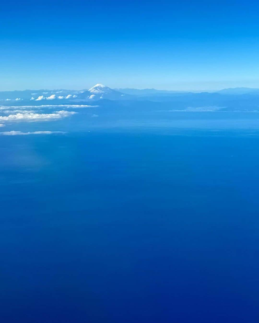 谷川じゅんじさんのインスタグラム写真 - (谷川じゅんじInstagram)「Hello Fujisan. あまりにも神々しく。日本画みたいな秋の富士。なんか元気もらった火曜日の空。#goodvibesonly #goodneighbors #thisisjapan」11月14日 13時04分 - junjitanigawa