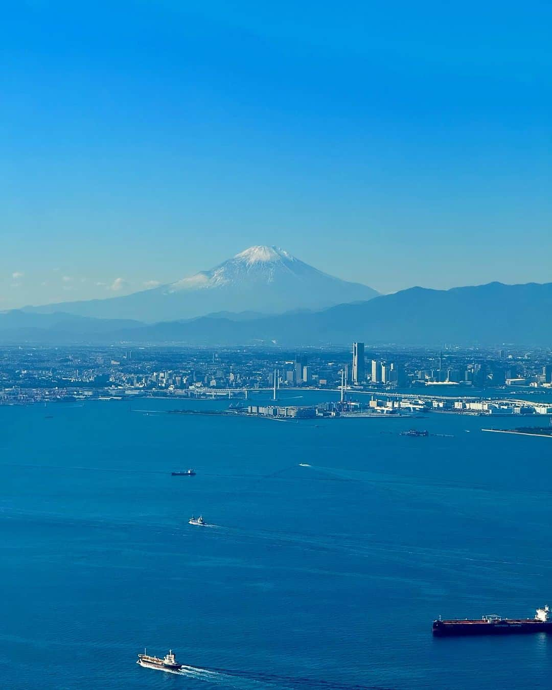 谷川じゅんじさんのインスタグラム写真 - (谷川じゅんじInstagram)「Hello Fujisan. あまりにも神々しく。日本画みたいな秋の富士。なんか元気もらった火曜日の空。#goodvibesonly #goodneighbors #thisisjapan」11月14日 13時04分 - junjitanigawa