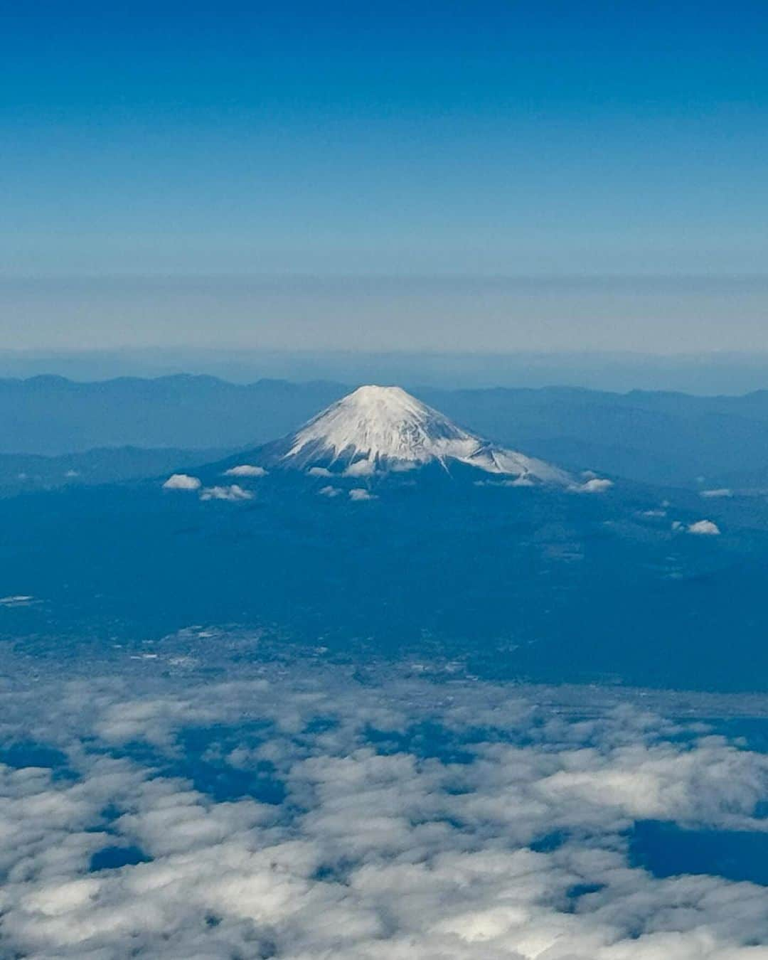 谷川じゅんじのインスタグラム：「Hello Fujisan. あまりにも神々しく。日本画みたいな秋の富士。なんか元気もらった火曜日の空。#goodvibesonly #goodneighbors #thisisjapan」