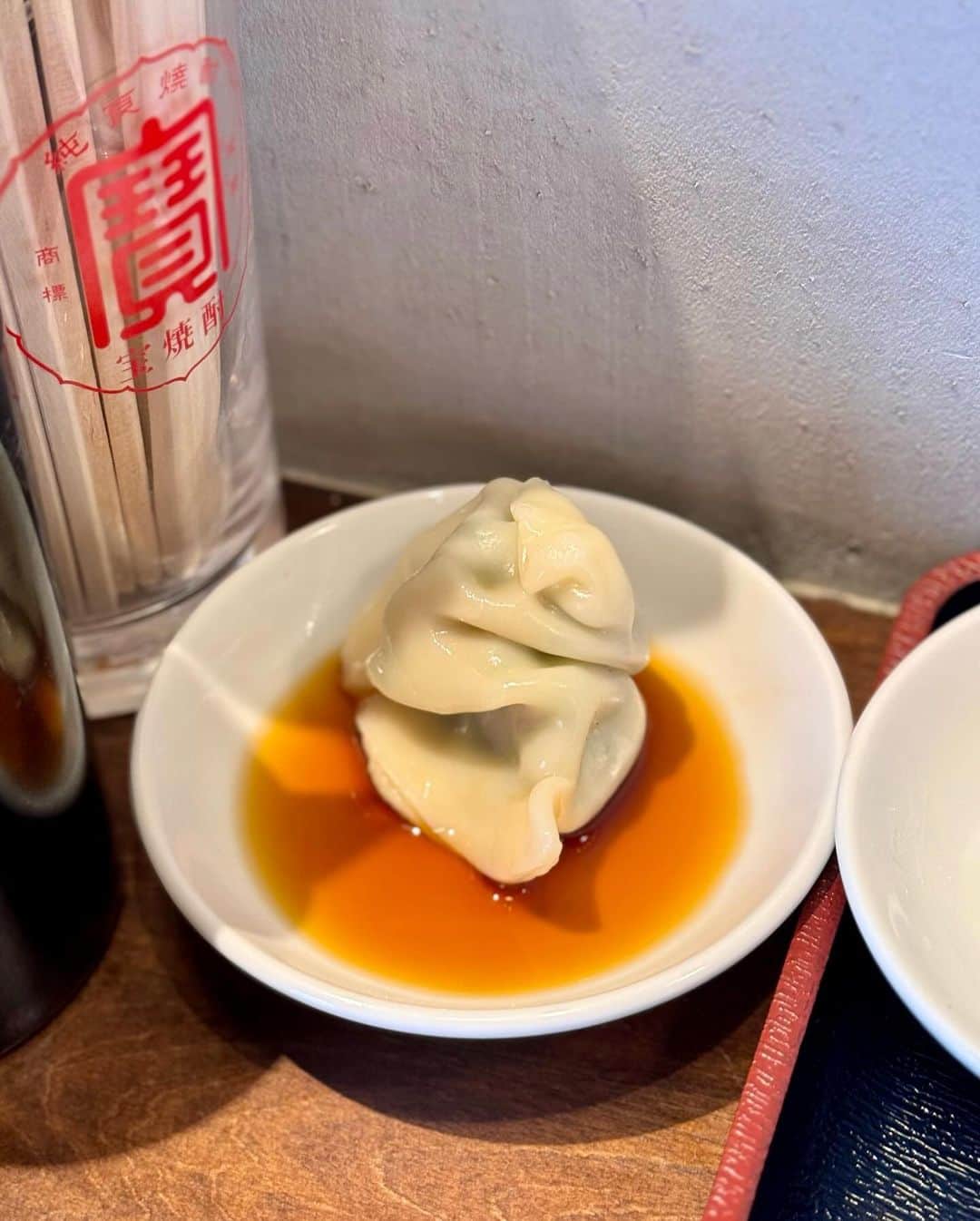 秋山具義さんのインスタグラム写真 - (秋山具義Instagram)「中目黒の山手通りに11月10日オープン『餃子の円山』で「屋台餃子定食」屋台餃子5コ、水餃子2コ、一口どて煮、ごはん、みそ汁で、1,000円。  お店のオススメの食べ方はまずはそのままとのことだけど、この餃子は何かつけた方が美味しいかも。 酢胡椒やラー油も良いけど、パンチあるゴマ油塩ニンニク美味しかった！  ほぼ満席だったので、中目ランチの人気店になりそうですね。  #餃子の円山 #餃子の円山中目黒 #具義餃子2023 #具義定食2023 #具義中目黒2023 #具義新店2023 #具義初訪問2023」11月14日 13時05分 - gugitter