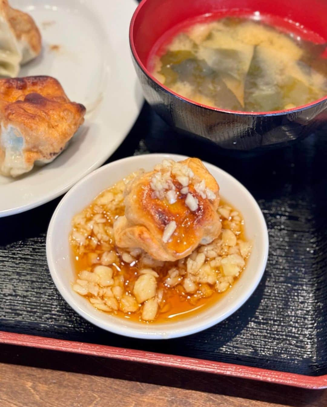 秋山具義さんのインスタグラム写真 - (秋山具義Instagram)「中目黒の山手通りに11月10日オープン『餃子の円山』で「屋台餃子定食」屋台餃子5コ、水餃子2コ、一口どて煮、ごはん、みそ汁で、1,000円。  お店のオススメの食べ方はまずはそのままとのことだけど、この餃子は何かつけた方が美味しいかも。 酢胡椒やラー油も良いけど、パンチあるゴマ油塩ニンニク美味しかった！  ほぼ満席だったので、中目ランチの人気店になりそうですね。  #餃子の円山 #餃子の円山中目黒 #具義餃子2023 #具義定食2023 #具義中目黒2023 #具義新店2023 #具義初訪問2023」11月14日 13時05分 - gugitter