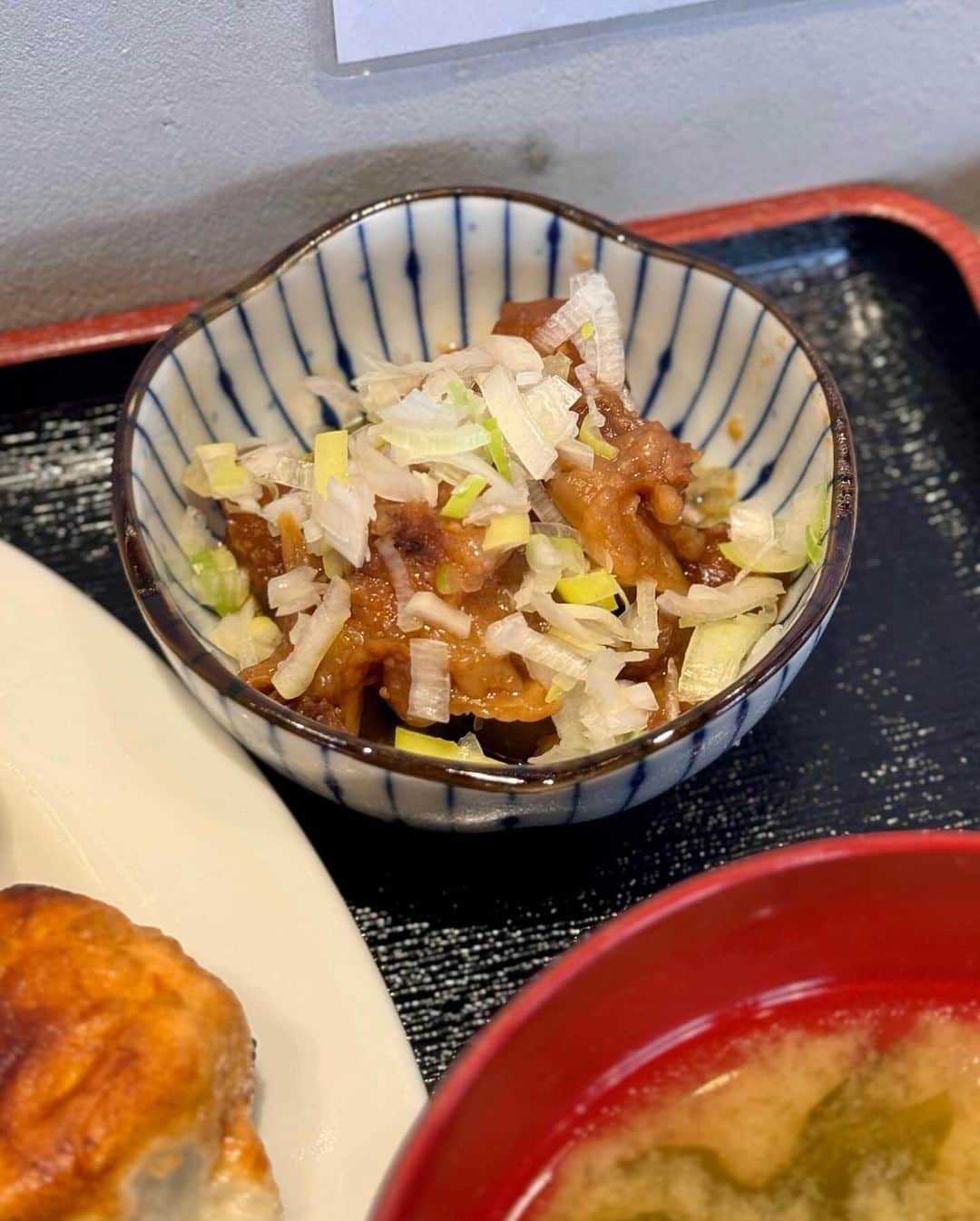 秋山具義さんのインスタグラム写真 - (秋山具義Instagram)「中目黒の山手通りに11月10日オープン『餃子の円山』で「屋台餃子定食」屋台餃子5コ、水餃子2コ、一口どて煮、ごはん、みそ汁で、1,000円。  お店のオススメの食べ方はまずはそのままとのことだけど、この餃子は何かつけた方が美味しいかも。 酢胡椒やラー油も良いけど、パンチあるゴマ油塩ニンニク美味しかった！  ほぼ満席だったので、中目ランチの人気店になりそうですね。  #餃子の円山 #餃子の円山中目黒 #具義餃子2023 #具義定食2023 #具義中目黒2023 #具義新店2023 #具義初訪問2023」11月14日 13時05分 - gugitter