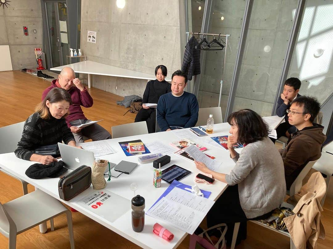 桂春雨さんのインスタグラム写真 - (桂春雨Instagram)「今日は12月10日の『花詩歌タカラヅカ in KOBE 』の集合日。みんなで2013月組の映像を観ています。 あやめビルに生寿サリー。私は前半はジャッキー、後半はジョン卿の役です。  #花詩歌 #タカラヅカ #神戸 #新開地 #喜楽館 #ミーアンドマイガール #ミーマイ #落語 #落語家 #なりきり #宝塚」11月14日 13時17分 - harusamek