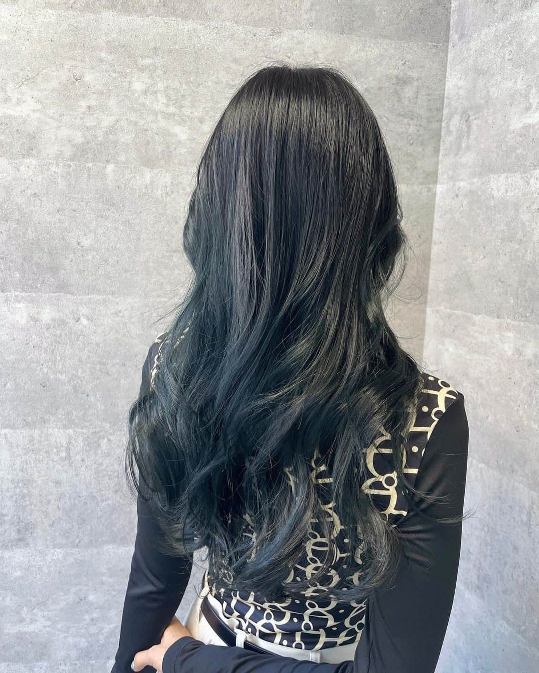 相沢みなみさんのインスタグラム写真 - (相沢みなみInstagram)「DARK NAVY×GREEN🫐🫒 This time I ordered my hair color to be a gradation of blue to green toward the tips of the hair!! How beautiful it is😲His sense is super high💫 I loove it sooo much🩷 & this day we both came dressed similarly😂😂（last pic） Thank you very much Makoto!!!🌟 . ダークネイビー×グリーン🫐🫒 毛先に向かって深いネイビーからグリーンのグラデーションになるようにヘアカラーをオーダーしたよ🖤 ばっっかかわいいんですけど😮‍💨🩷（言葉遣い悪くてごめんなさい） 思い通りにしてもらえて本当 @makoto__kamijo 流石すぎます。🙇🏻‍♀️ この日はお互い似たようなコーデだったからパシャってきました😂📸（最後の写真） 本当にいつもありがとう！！！🥺💫 . #lwis #ルイス #渋谷 #ダークネイビー  #ダークグリーン #ヘアカラー  #shibuya #shibuyatokyo #hair  #haircolor #darknavy #darkgreen  . #相沢みなみ  #minamiaizawa #相澤南」11月14日 13時13分 - epoint2016