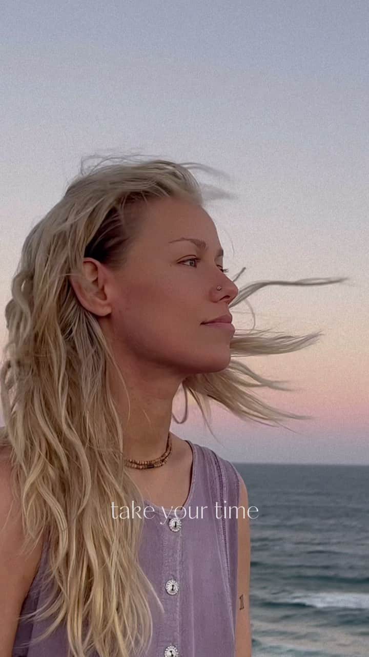 ジェナ・マクドゥーガルのインスタグラム：「My EP comes out in 1 week! If you stream music, please pre-save Wild Wild Heart. The link is in my bio!  This footage was taken just before the first Hevenshe recording sessions on NYE 2021 …Which goes to show things take time! I would have been incredibly restless and defiant if I knew it would almost be 2 years before this EP came out, but the wait was worth it.   Wild Wild Heart, out 21st November 2023.」