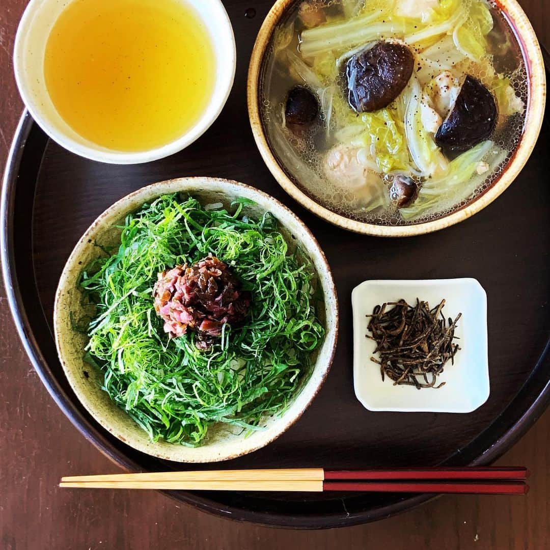 志摩有子のインスタグラム：「先日の京都旅で訪れた老舗の居酒屋、神馬で食べた大葉としば漬けの飯蒸しが忘れられなくて真似して作ってみる。飯蒸しは餅米を使うが手元にないので炊きたての新米で。 大葉を糸のようになるべく細く千切りにして、刻んだしば漬けと一緒にご飯にふんわりのせる。大葉の爽やかな香りが鼻に抜け、しば漬けの酸味が新米の甘さを引き立ててあっという間に完食。スープは昨日のピェンローを温めて。  #大葉ごはん #大葉としば漬け　 #大葉としば漬けの飯蒸し」