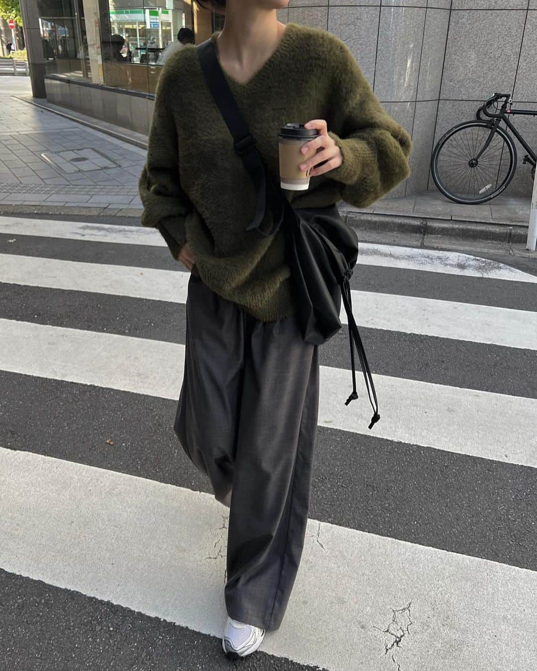 原小夜香さんのインスタグラム写真 - (原小夜香Instagram)「'  深いフォレストグリーンも🌳 冬に着たくなる。 抹茶のような色味のグリーンと 深いカーキのようなカラーリングを混ぜ混ぜ。  2色のカラーを混ぜた ふわもふシャギーカラーKNIT🎨 これは東京・大阪POPUPどちらも人気で 1枚持っておけばどんなシーンでも着られる 万能シルエット🧷  ボリュームのぽてたぽっとした、 お袖とボディーラインに 少しだけ裾の幅広リブできゅっとしめて。  ネックはVとラウンド2wayでお召し頂け チクチクは全くなしな 滑らかな毛足短めなシャギー糸🧵  光の当たり具合などで 見え方が変わる色味もシャギーならではの 楽しみの一つ。  ブラウジングしやすい仕様なので 裾を伸ばせばヒップ隠れるくらいの着丈で ウエスト位置まで裾をあげて ややショート丈に見せることも可能です◎  カフはリブ仕様のロングサイズで 締め付け感なく、腕上げもできます✌︎  11/17 19:00 - @willfully_official  #willfully」11月14日 13時21分 - sayakahara_willfully