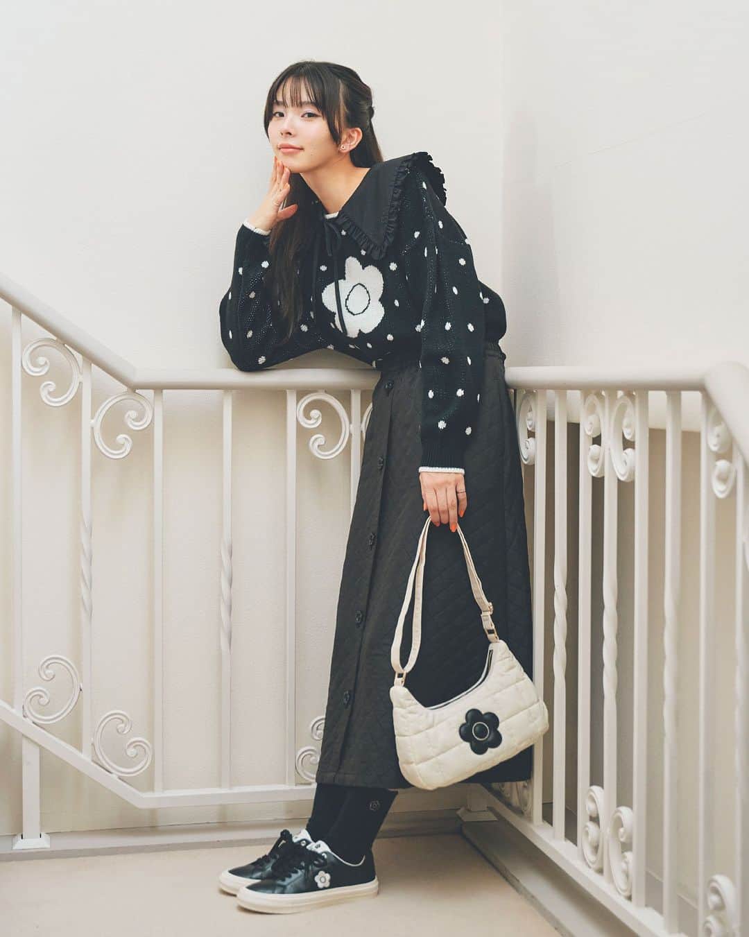 MARY QUANT officialさんのインスタグラム写真 - (MARY QUANT officialInstagram)「- CASUAL STYLE  MARY QUANT feat. Kawaguchi Yurina デイリーに活躍するカジュアルなアイテム 気分や行き先に合わせて組み合わせれば お出かけがもっと楽しく - #デイジーニットドットジャカードプルオーバー #デイジーボタンキルトロングスカート #デイジーサインロゴフリル付襟 #マットサテンキルトデイジーショルダー #デイジーピンキーリング #ウェーブピンキーリング #ハーフストーンデイジーイヤリング2 - #アイコンデイジーバイカラースニーカー オンラインショップにて11月下旬以降展開予定 - #ダイヤケーブルソックス 11月下旬より順次展開予定 - MODEL:@kawaguchi_yurina_official - 11/30まで！ オンラインショップにて送料無料キャンペーン実施中 ※全てのお買い物が対象 - #MARYQUANT #2023WINTER #NEWITEMS #FASHION - #マリークヮント #プルオーバー #ニット #スカート #ロングスカート #付け襟 #つけ襟 #ショルダーバッグ #ショルダー #ピンキーリング #リング #指輪 #イヤリング #スニーカー #ソックス #靴下 #カジュアルコーデ」11月14日 13時28分 - maryquant_official