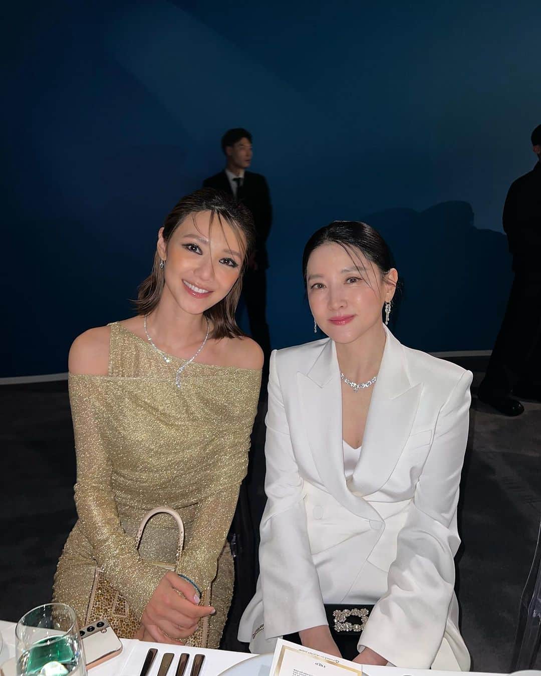 Elva Niのインスタグラム：「the unforgettable moments at the Fred Gala Dinner ✨ 是李英愛啊！我一走入會場就看見身穿白色美到發光的女神！ 天哪，太激動，她自己一個人坐在那裡看電話 我走去和她打招呼，她也超nice回應 只能感嘆皮膚好到毫無瑕疵 美到讓人離不開視線 這次韓國的旅程雖然很短 但卻非常精彩 期待下一次的相遇💎  @FREDJewelry #FREDJewelry #FREDParis #FREDExhibition #FREDHeritage #FREDHighJewelry #MonsieurFredInnerLight  dress @dolcegabbana  shoes @louboutinworld」