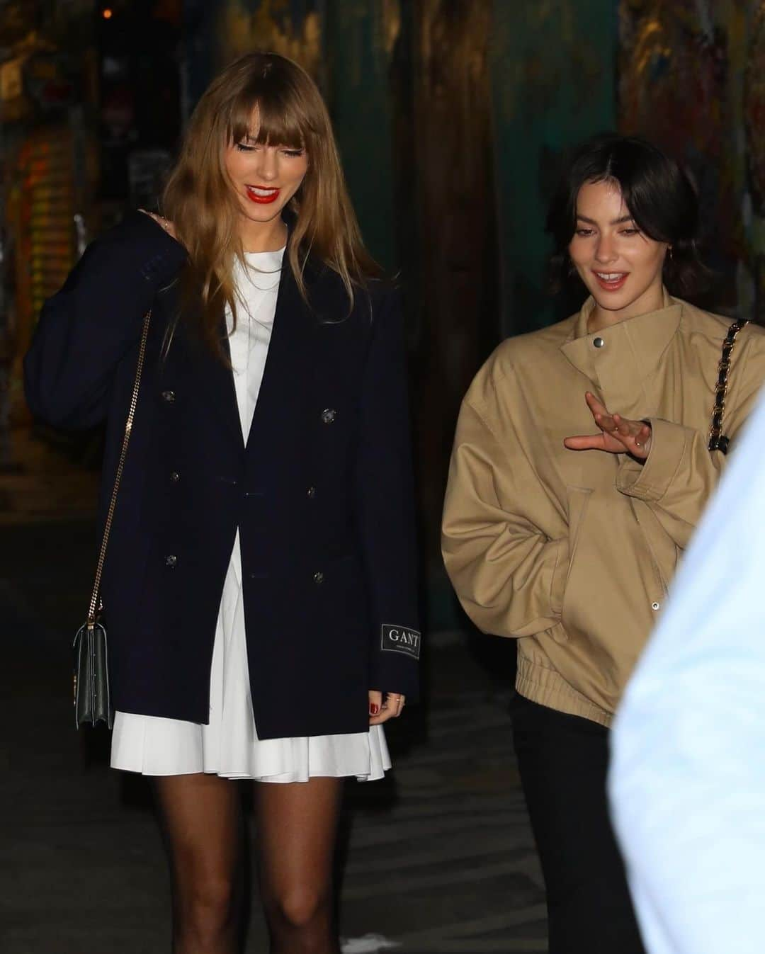 Just Jaredさんのインスタグラム写真 - (Just JaredInstagram)「Taylor Swift was spotted having dinner with Eras Tour opening act Gracie Abrams on Monday night to celebrate their Grammy noms. She arrived back home in New York City just hours earlier after performing in Argentina over the weekend. More photos on JustJared.com. #TaylorSwift #GracieAbrams Photos: Backgrid」11月14日 13時29分 - justjared